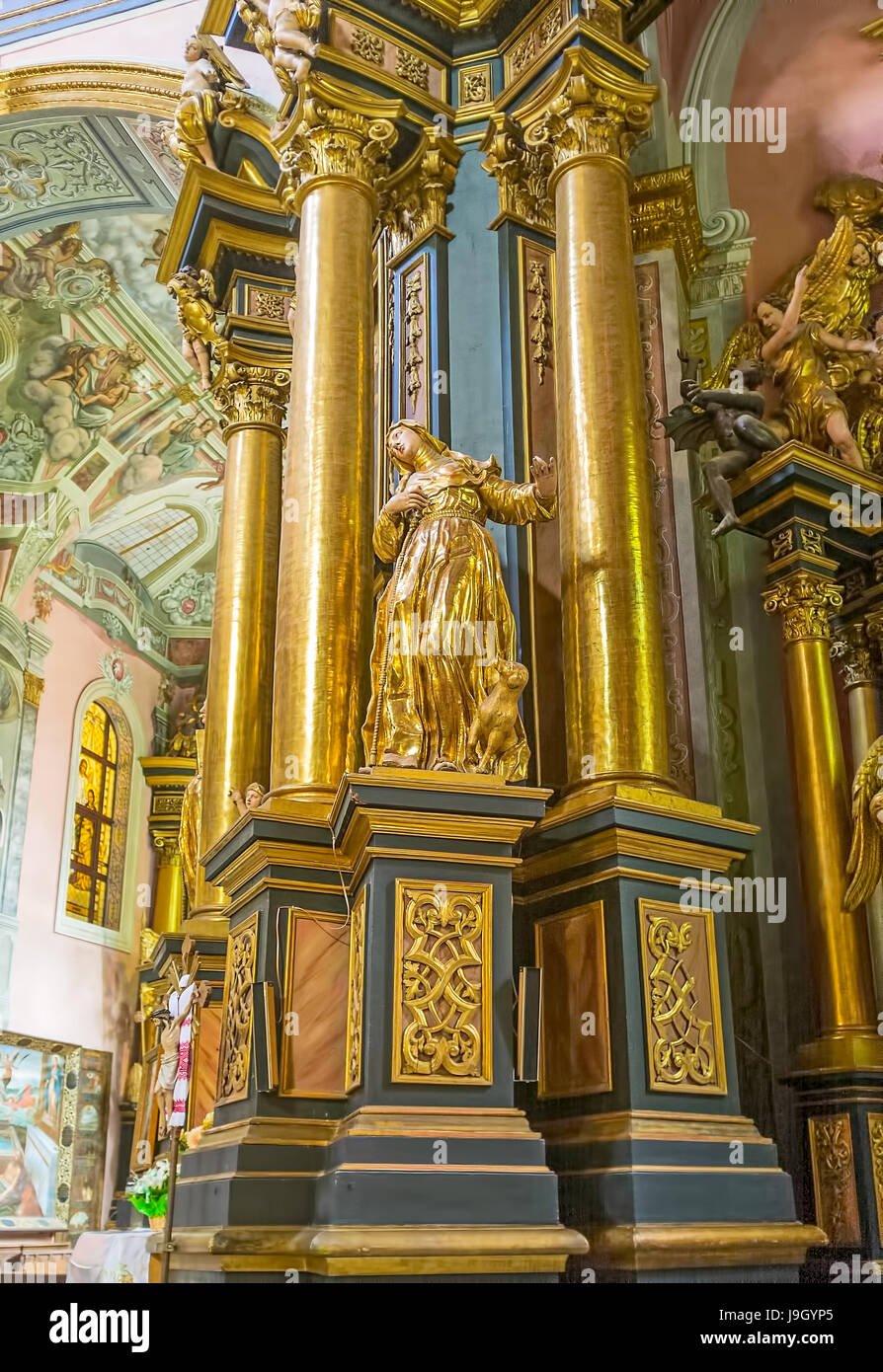 LEOPOLI, UCRAINA - 16 MAGGIO 2017: Sant'Andrea la prima chiesa chiamata è riccamente decorata con sculture dorate, colonne, motivi e rilievi Foto Stock