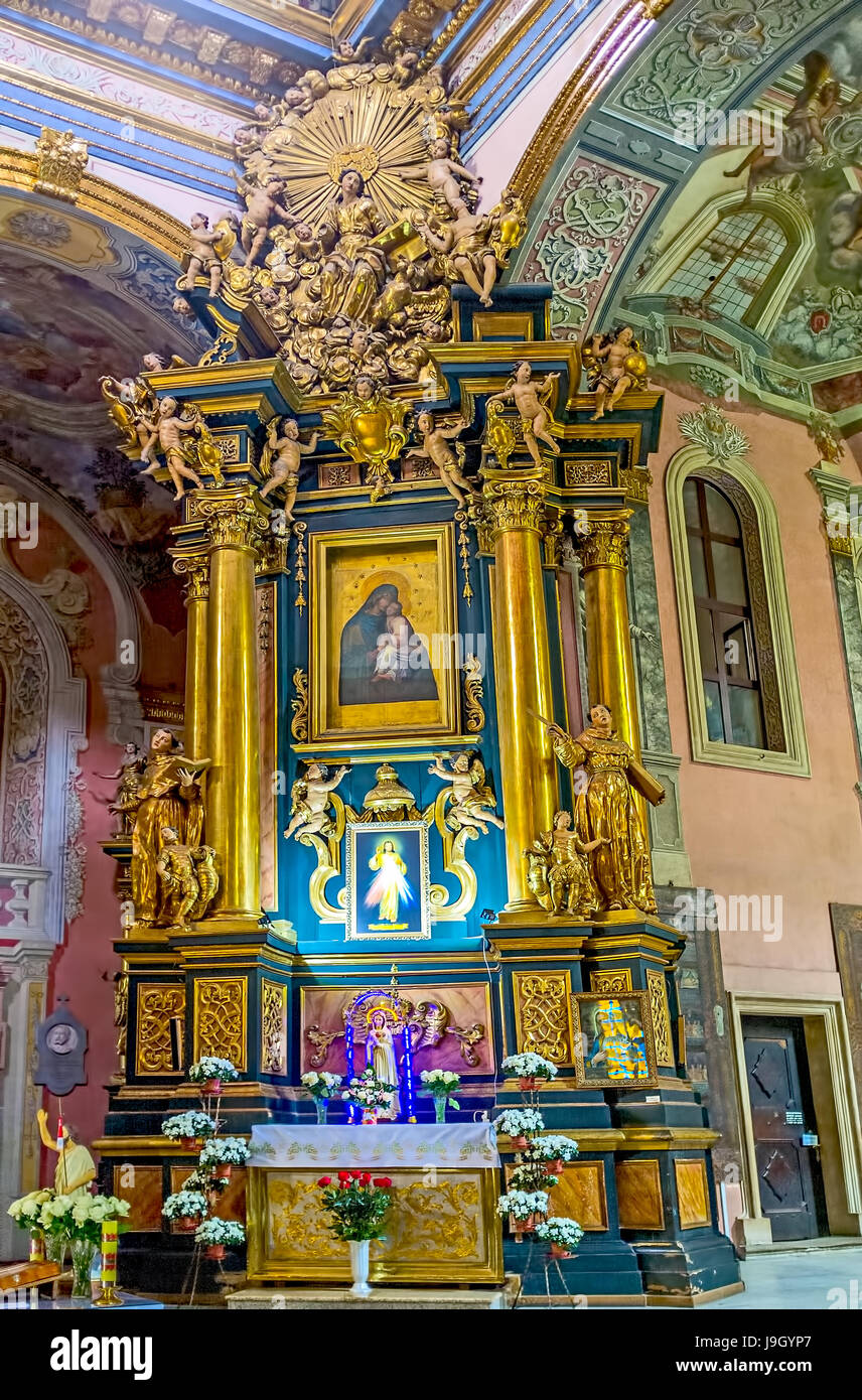 LEOPOLI, UCRAINA - 16 MAGGIO 2017: L'altare della Vergine Maria a Sant'Andrea la prima chiesa chiamata con l'antica icona, colonne dorate e sculture Foto Stock