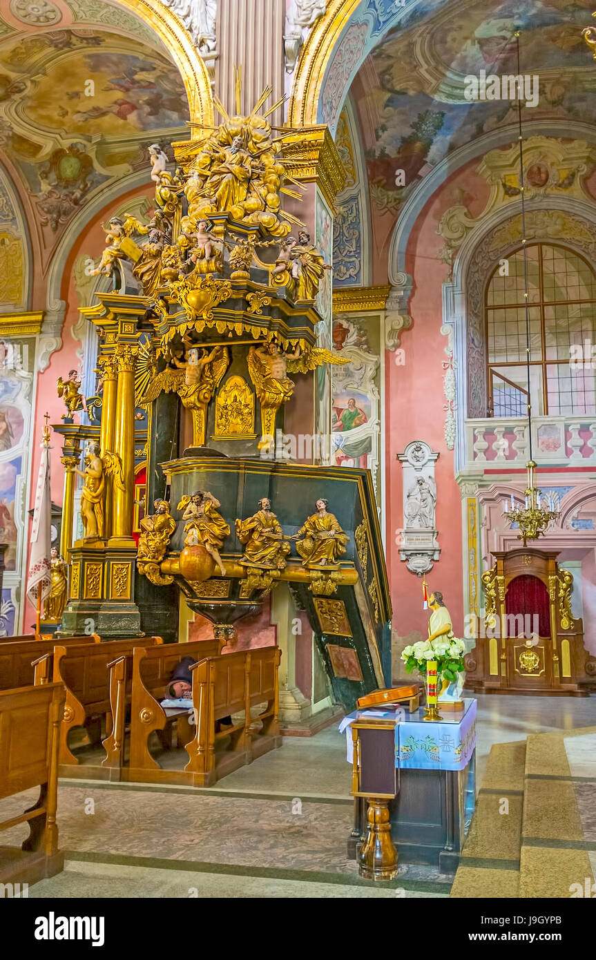 LEOPOLI, UCRAINA - 16 MAGGIO 2017: L'amvon di Sant'Andrea la prima chiesa chiamata decorata con sculture dei Santi e circondata da affreschi Foto Stock