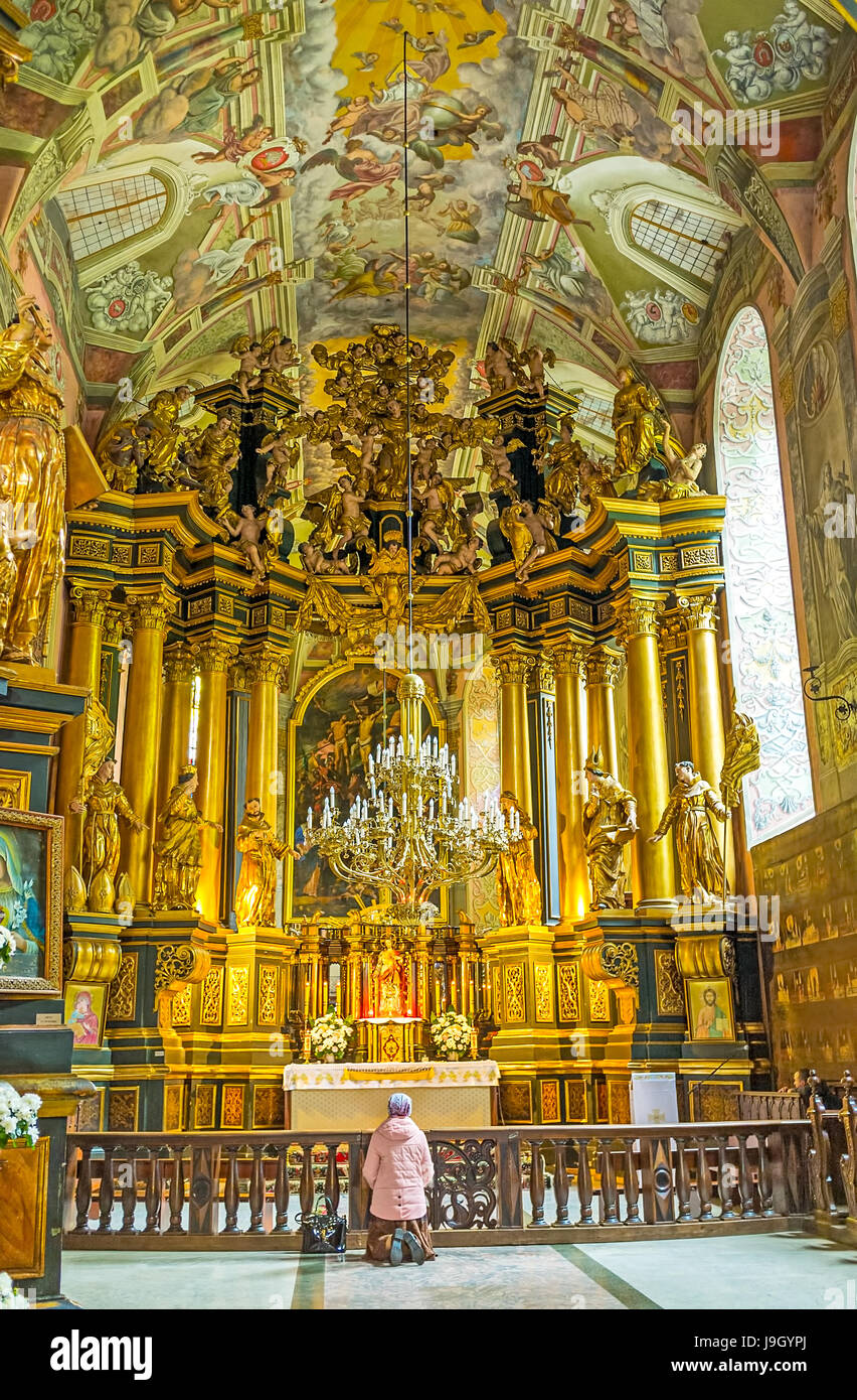 LEOPOLI, UCRAINA - 16 MAGGIO 2017: L'altare di Sant'Andrea, la prima chiesa chiamata con sculture dorate, colonne alte, motivi raffinati e affreschi colorati Foto Stock