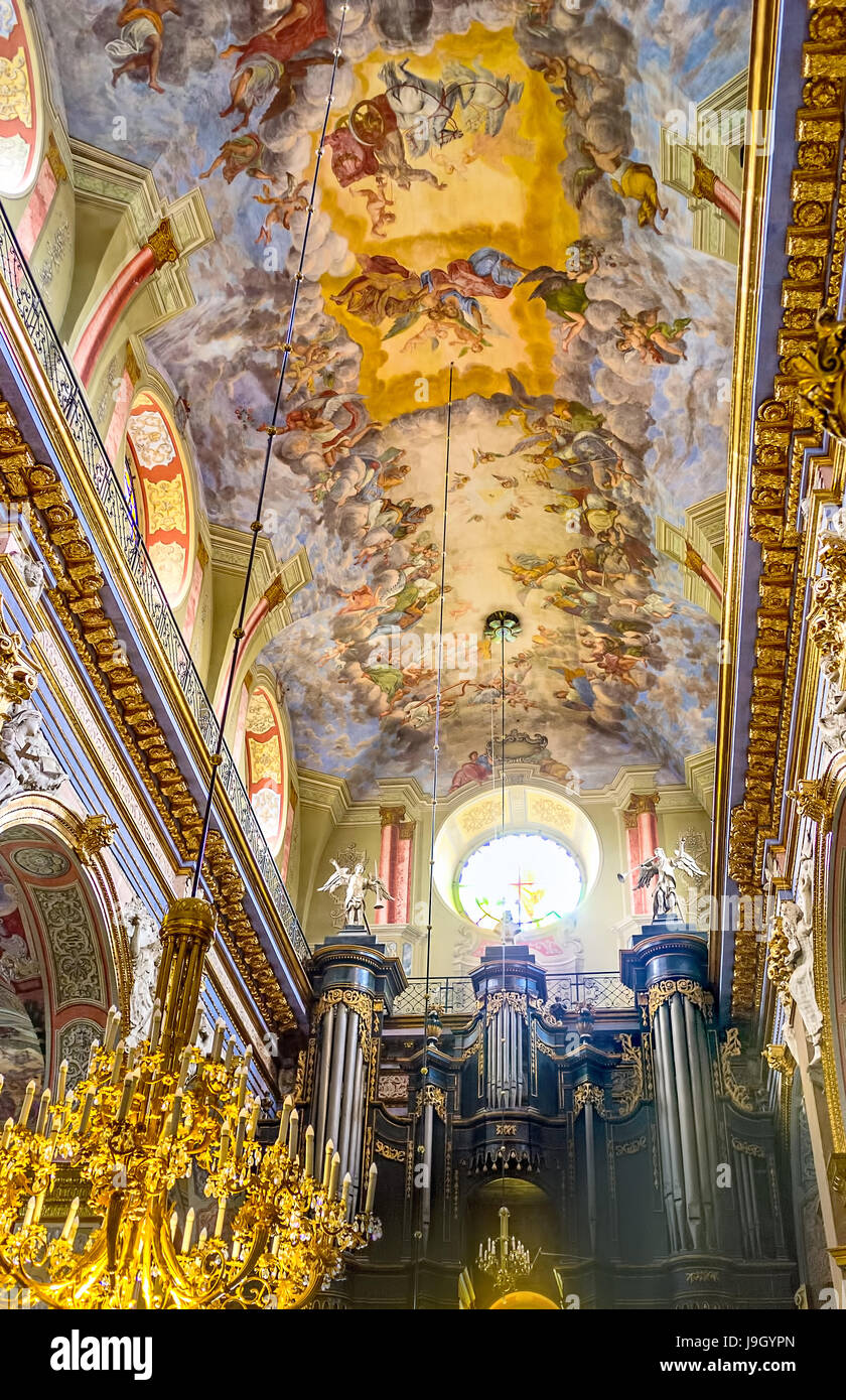 LEOPOLI, UCRAINA - 16 MAGGIO 2017: Gli affreschi sulla vela di Sant'Andrea la prima chiesa chiamata con grande tubo oragano sullo sfondo, il 16 maggio a Leopoli Foto Stock