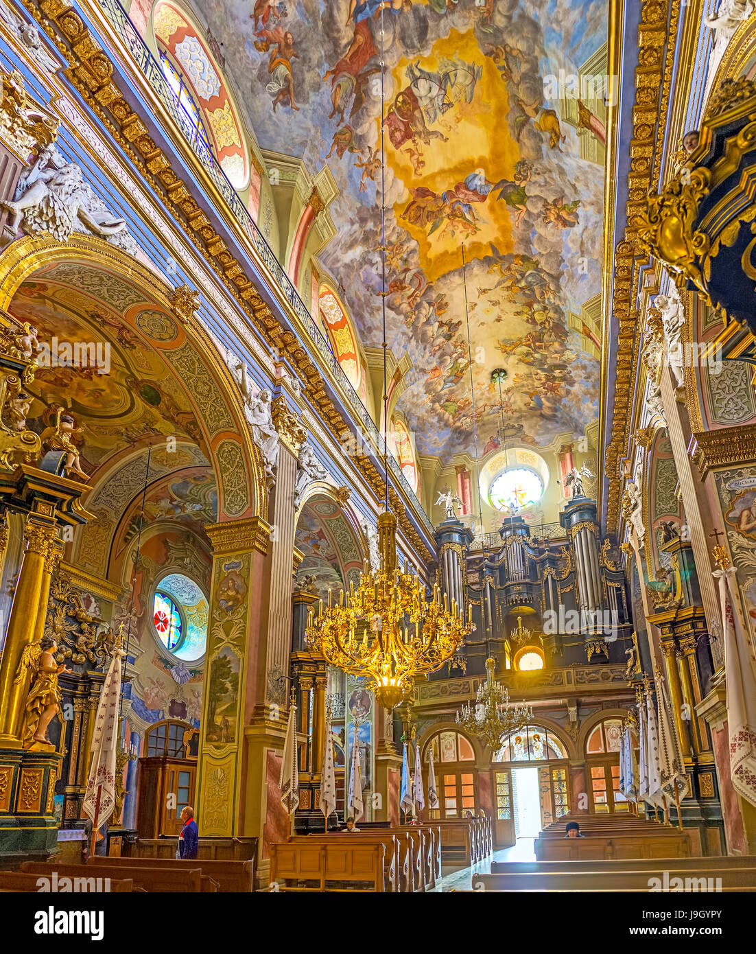LEOPOLI, UCRAINA - 16 MAGGIO 2017: La sala di preghiera di Sant'Andrea la prima chiesa chiamata, gli affreschi colorati coprono la vela e le pareti, il tubo oragan Foto Stock