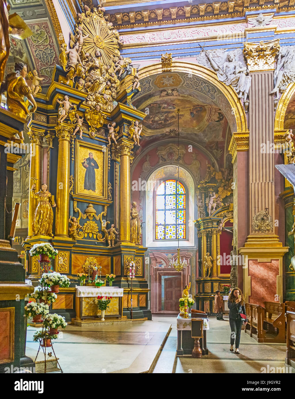 LEOPOLI, UCRAINA - 16 MAGGIO 2017: La prima chiesa chiamata Sant'Andrea vanta uno splendido interno con affreschi, sculture, rilievi e motivi Foto Stock