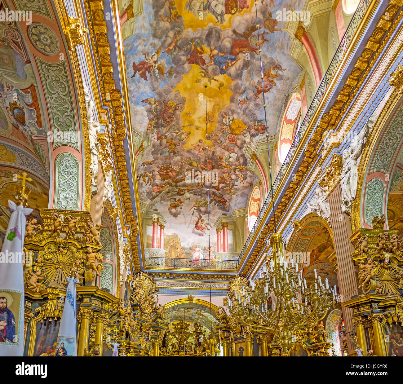 LEOPOLI, UCRAINA - 16 MAGGIO 2017: Il soffitto di Sant'Andrea, la prima chiesa chiamata, è coperto da affreschi, le colonne decorate con sculture dorate Foto Stock