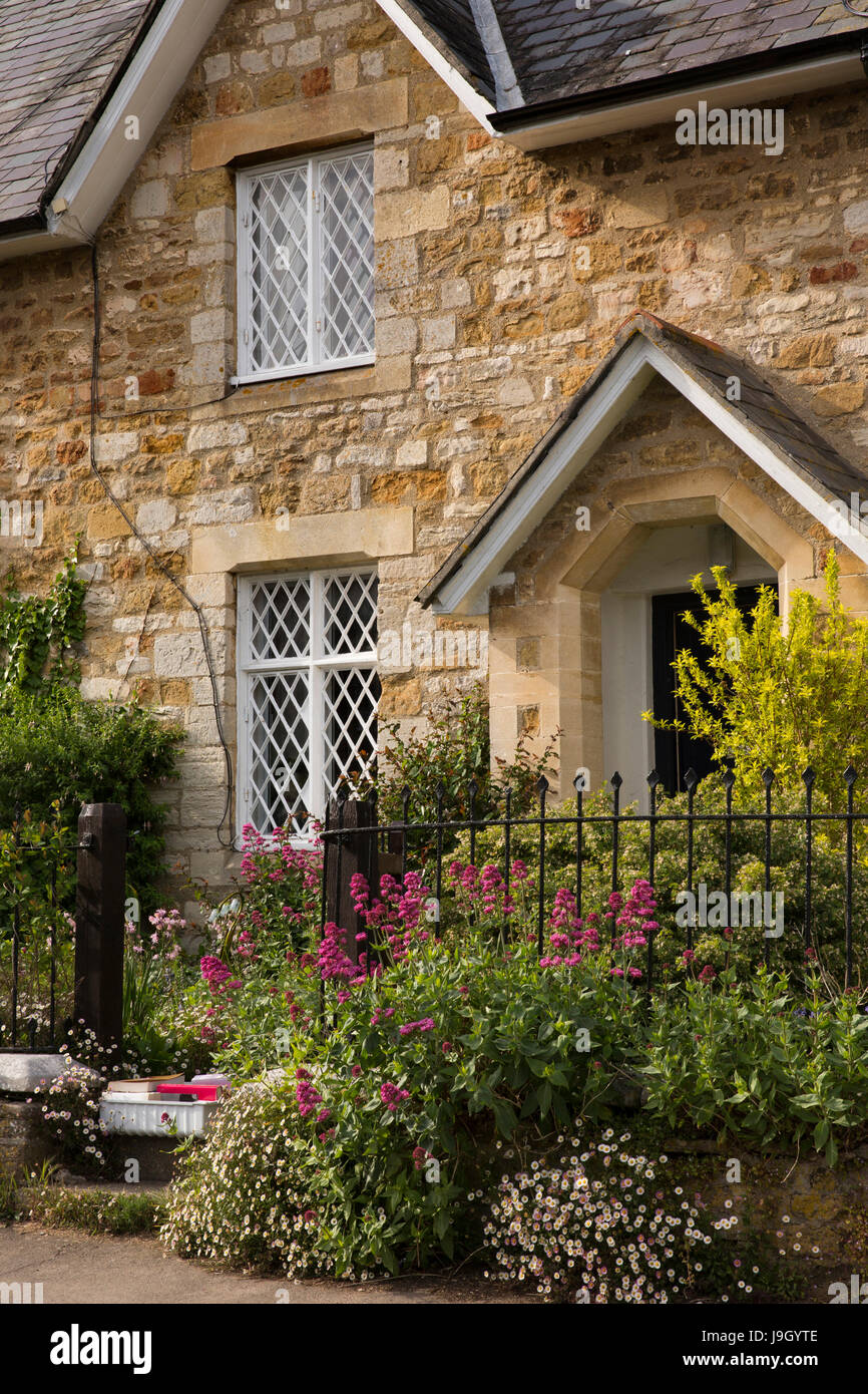 Regno Unito Inghilterra, Dorset, Abbotsbury, West Street, gotico vittoriano cottage in pietra con piccolo giardino piantagione Foto Stock