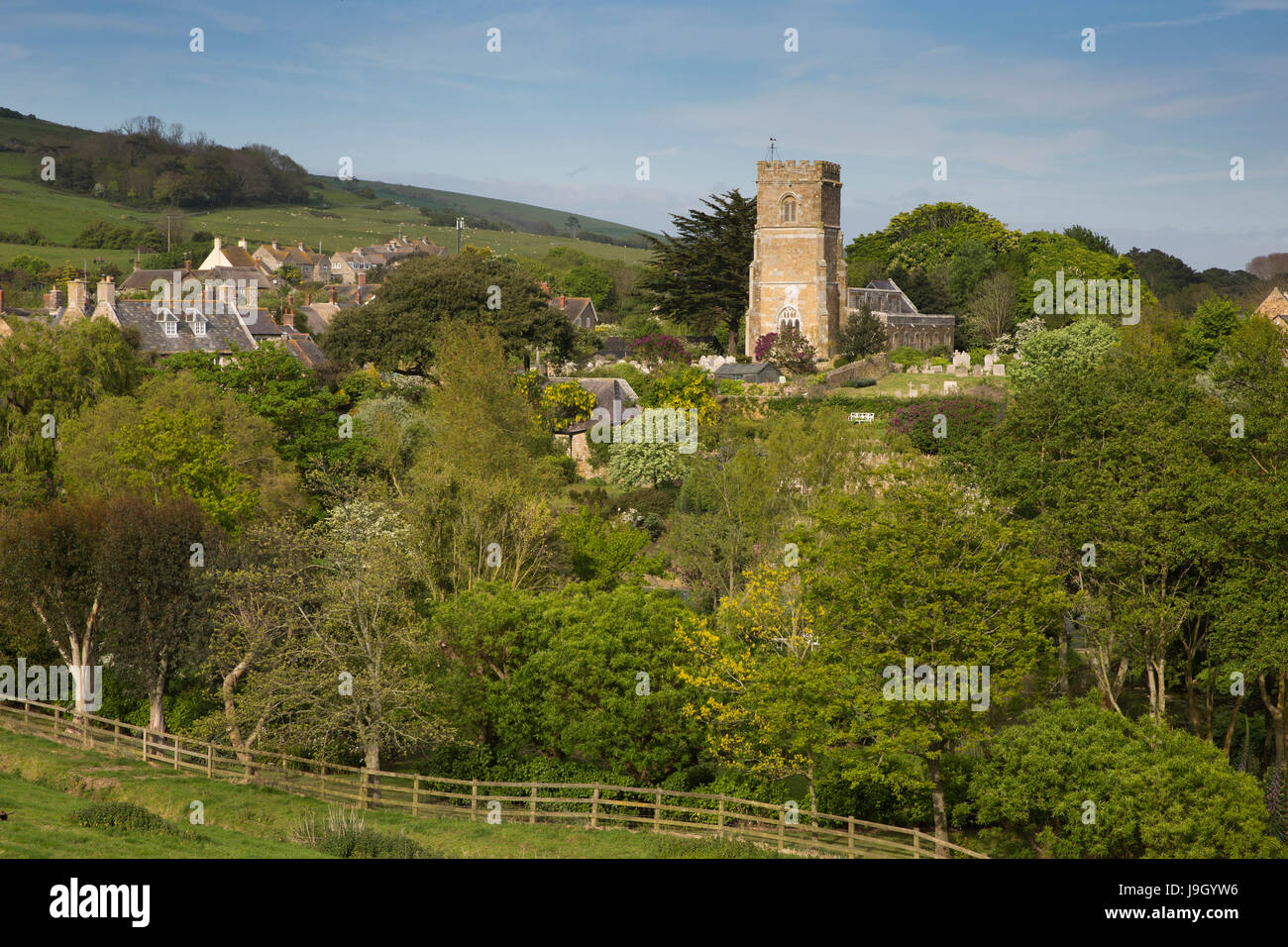 Regno Unito Inghilterra, Dorset, Abbotsbury, villaggio e St Nicholas Chiesa parrocchiale da Chapel Hill Foto Stock