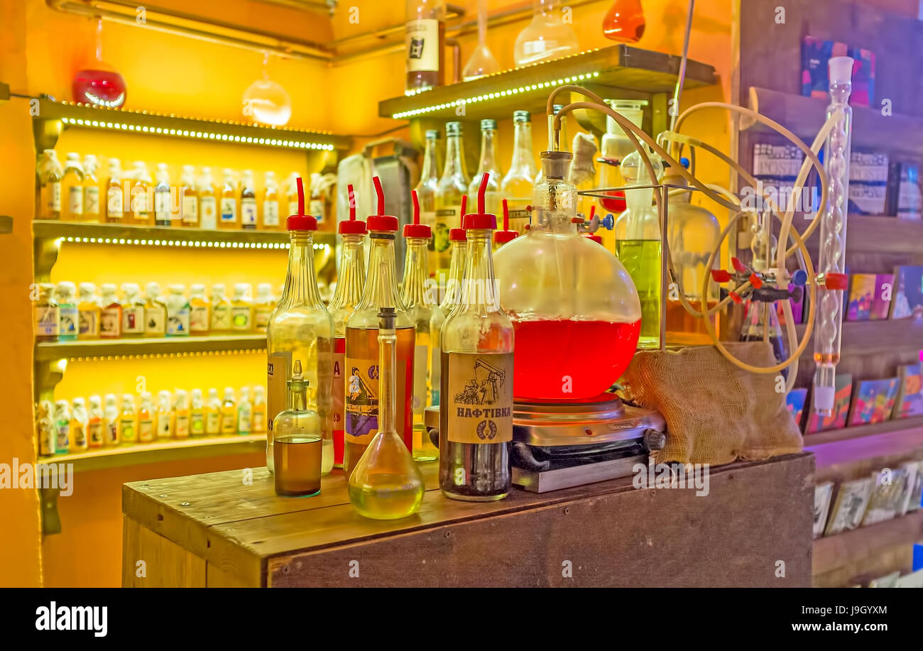 LEOPOLI, UCRAINA - 16 MAGGIO 2017: La simulazione di laboratorio chimico per la produzione di alcolici locali in caffetteria, il 16 maggio a Leopoli. Foto Stock