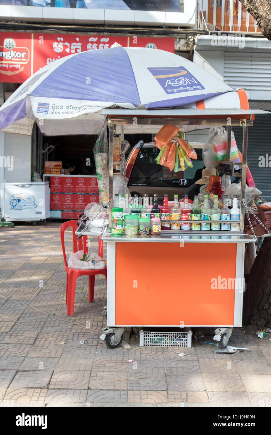 Il carrello distributore automatico su strada offre bevande, Phnom Penh Cambogia Foto Stock