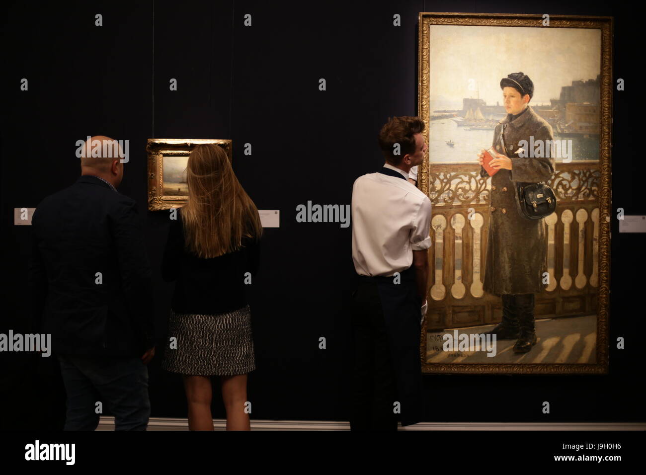 Un gestore di arte da Sotheby's a Londra posizioni Ilya Repin il ritratto di Yuri Repin dalla baia di Napoli (1894) durante un'anteprima della casa d'asta le vendite di Arte Russa, Faberge e il XIX secolo dipinti europei entro questo mese. Foto Stock