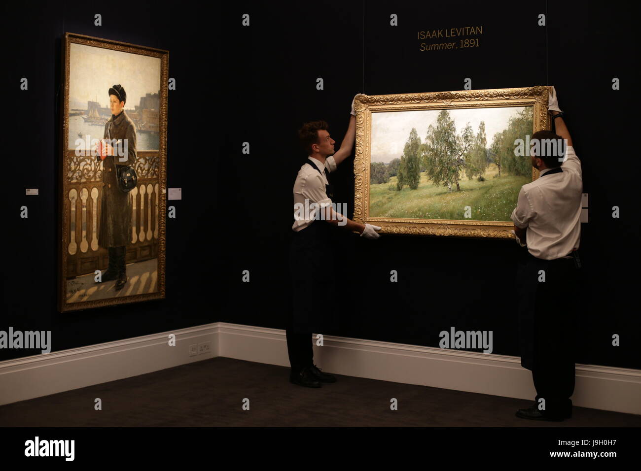 I gestori di arte da Sotheby's a Londra posizione un dipinto di Isaak Levitan intitolato estate (1891) al fianco di Ilya Repin il ritratto di Yuri Repin dalla baia di Napoli (1894) durante un'anteprima della casa d'asta le vendite di Arte Russa, Faberge e il XIX secolo dipinti europei entro questo mese. Foto Stock