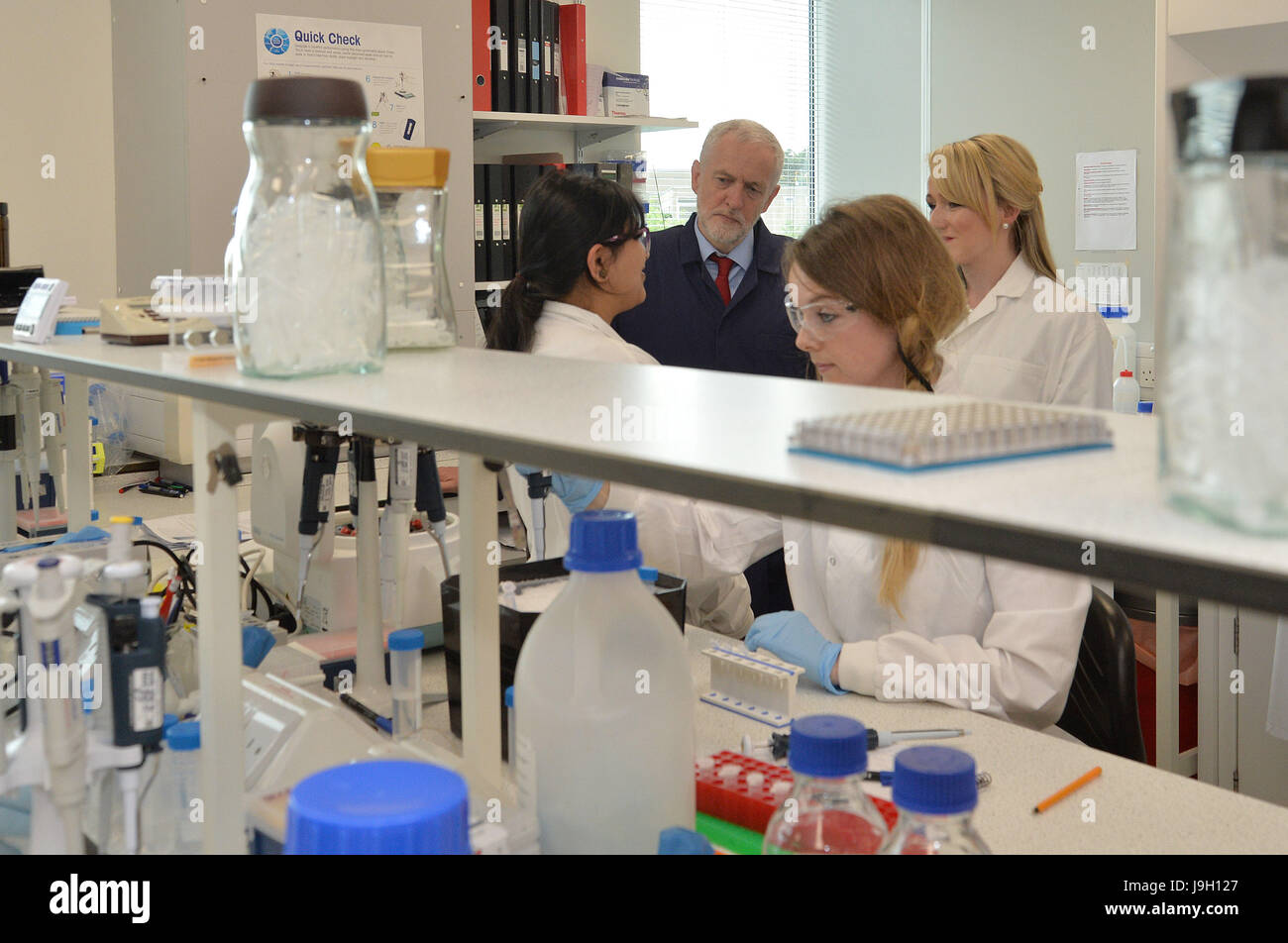 Leader laburista Jeremy Corbyn e Affiancamento al Business Segretario Rebecca Long-Bailey (a destra) incontrano il personale del laboratorio durante un tour del centro di innovazione in York. Foto Stock