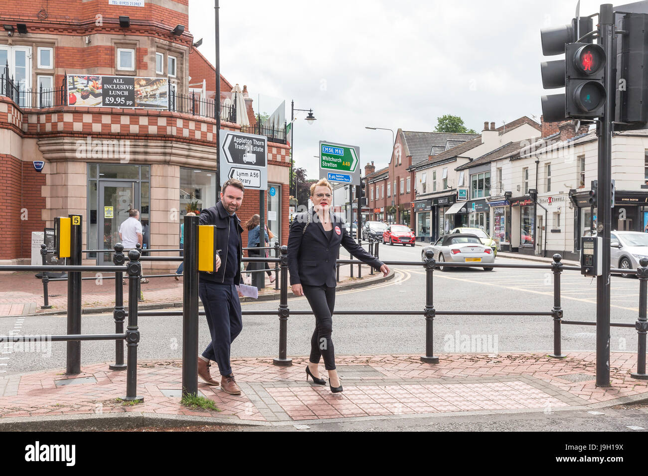 Stockton Heath, Warrington, Cheshire, Regno Unito. Il 1 giugno 2017. Celebrity Eddie Izzard passeggiate attraverso il villaggio di Stockton Heath dove ha incontrato con il candidato del lavoro per Warrington Sud, Faisal Rashid, durante la campagna per le elezioni del 2017 Foto Stock