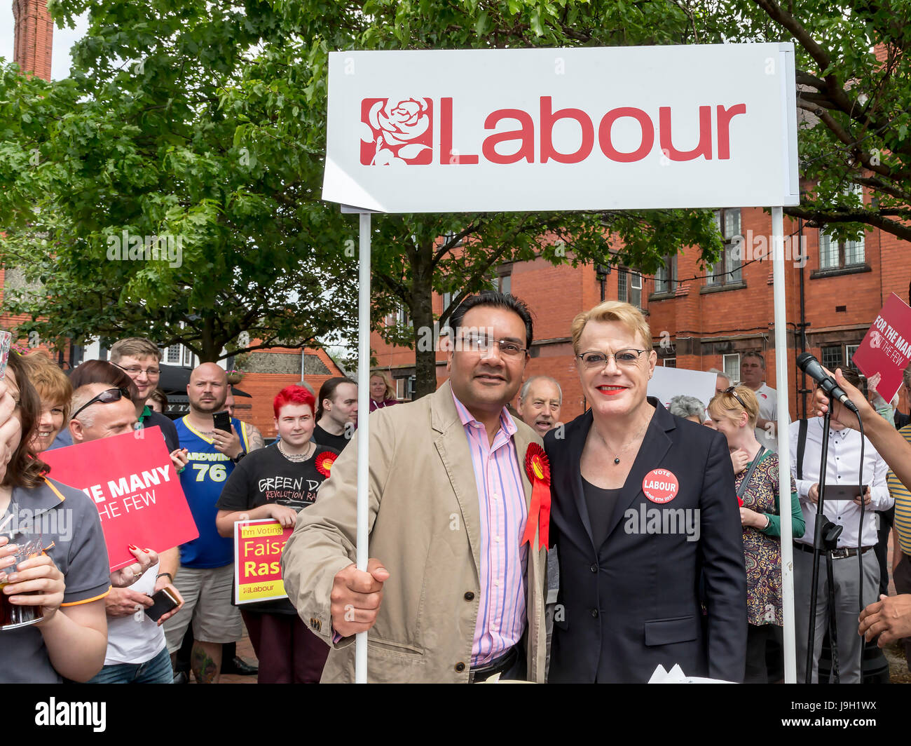 Stockton Heath, Warrington, Cheshire, Regno Unito. Il 1 giugno 2017. Celebrity Eddie Izzard pone sotto un banner di lavoro con il candidato per Warrington Sud Faisal Rashid davanti a una folla di sostenitori del lavoro nel villaggio di Stockton Heath Foto Stock