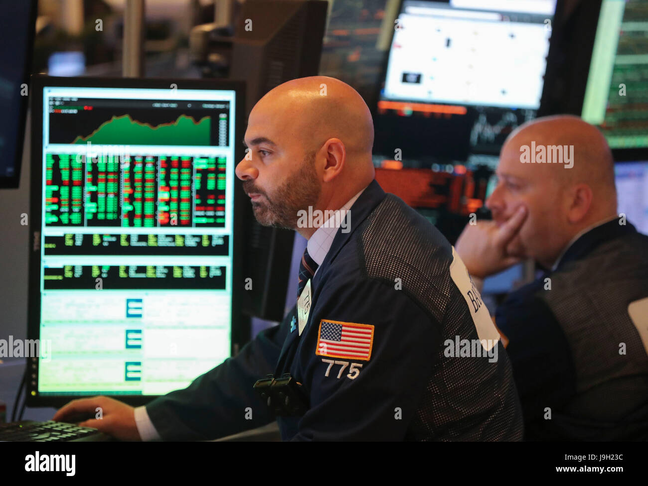 New York, Stati Uniti d'America. Il 1 giugno, 2017. I trader lavorano presso il New York Stock Exchange di New York, gli Stati Uniti il 1 giugno 2017. S&P 500 e NASDAQ chiuso a registrare ad alta giovedì. Il Dow Jones Industrial Average era fino 135.53 punti, o 0,65 percento, a 21,144.18. S&P 500 ha guadagnato punti 18.26, o 0,76 percento, per 2,430.06. Il Nasdaq Composite Index aggiunto punti 48.31, o 0,78 percento, per 6,246.83. Credito: Wang Ying/Xinhua/Alamy Live News Foto Stock