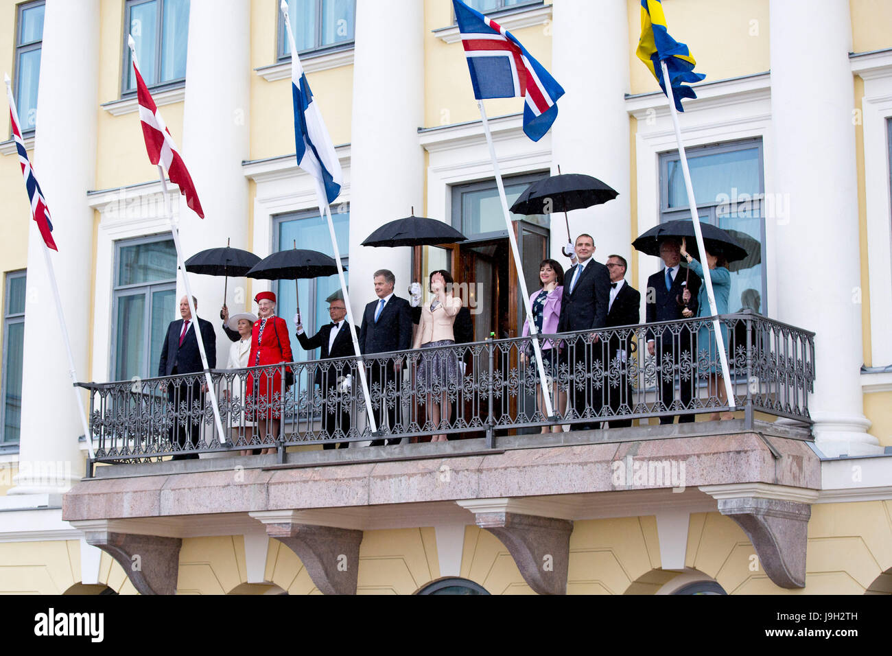 (170602) -- Helsinki, giugno 2, 2017 (Xinhua) -- (L-R F) Re Harald V e della regina Sonja di Norvegia, Regina Margrethe II di Danimarca, Presidente della Repubblica di Finlandia Sauli Niinisto e sua moglie Jenni Haukio, Presidente dell'Islanda Gudni Johannesson e sua moglie Eliza Jean Reid, Re Carlo Gustavo XVI e la Regina Silvia di Svezia ondata di persone sul balcone del Palazzo Presidenziale di Helsinki, Finlandia, Giugno 1, 2017. La coesione della regione nordica è stato evidenziato il giovedì, quando i capi di stato di tutti e cinque i paesi nordici si sono incontrati a Helsinki per celebrare il centenario dell indipendenza finlandese. (Xinhua/Matti Matikai Foto Stock