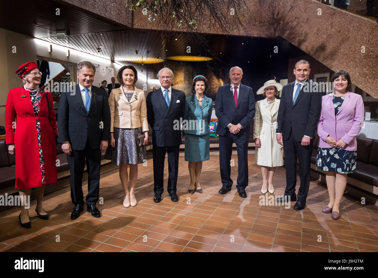 Helsinki, Finlandia. Il 1 giugno, 2017. (L-R) Regina Margrethe II di Danimarca, Presidente della Repubblica di Finlandia Sauli Niinisto e sua moglie Jenni Haukio, Re Carlo Gustavo XVI e la Regina Silvia di Svezia, Re Harald V e della regina Sonja di Norvegia, Presidente dell'Islanda Gudni Johannesson e sua moglie Eliza Jean Reid posa per foto a Helsinki in Finlandia, Giugno 1, 2017. La coesione della regione nordica è stato evidenziato il giovedì, quando i capi di stato di tutti e cinque i paesi nordici si sono incontrati a Helsinki per celebrare il centenario dell indipendenza finlandese. Credito: Matti Matikainen/Xinhua/Alamy Live News Foto Stock