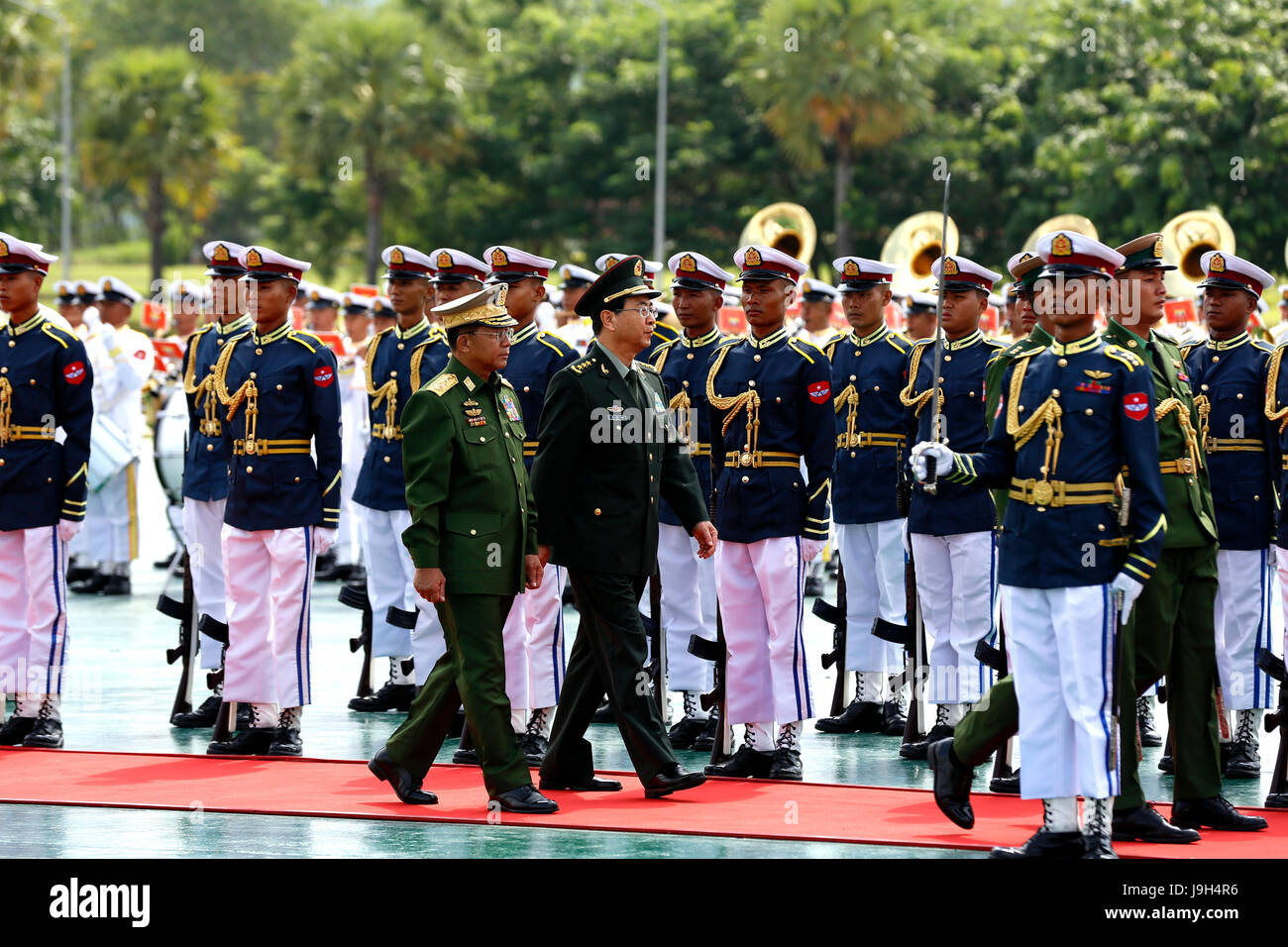 (170602) -- NAY Gen. Pyi TAW, Giugno 2, 2017 (Xinhua) -- il Comandante in Capo di Myanmar per la difesa dei servizi Min Aung Hlaing (L) e Fang Fenghui, membro della Cina la Commissione militare centrale (CMC) e capo del CMC Joint Ufficio Personale, ispezionare la guardia d'onore durante una cerimonia di benvenuto a Nay Gen. Pyi Taw Giugno 1, 2017. (Xinhua/U Aung) (zhf) Foto Stock