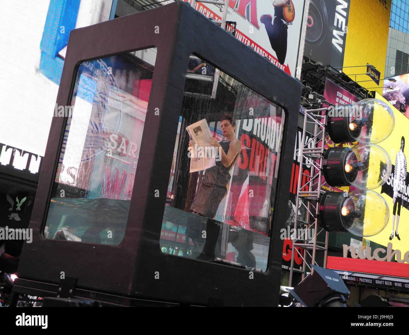 New York, US. Dal 01 Giugno, 2017. Un serbatoio viene filles con acqua a Times Square a New York, USA, 01 giugno 2017. Cosa succede se l'acqua fino al collo a causa del cambiamento climatico? Un gruppo di artisti chiede attenzione alle minacce di innalzamento del livello del mare, inondazioni e lo scioglimento dei ghiacciai con il instellation sul Times Square. Per più di tre giorni gli artisti alternativamente trascorreranno cinque ore nel serbatoio che può essere riempito con undici tonnellate di acqua entro 45 secondi. · Nessun filo servizio · Foto: Johannes Schmitt-Tegge/dpa/Alamy Live News Foto Stock