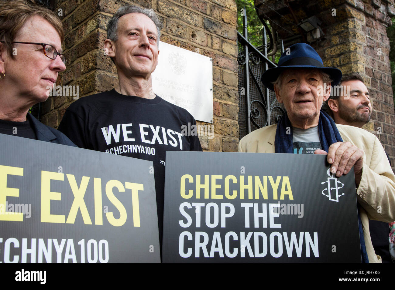 Londra, Regno Unito. 2 Giugno, 2017. Attore Sir Ian McKellen prende parte alla protesta. Amnesty International actvists stadio a 'Noi esistere' protestare fuori l'Ambasciata russa a Londra per la LGTBI repressione in Cecenia. In aprile, fonti credibili in Russia ha riferito che oltre 100 uomini ha pensato di essere gay erano stati rapiti, torturati o addirittura uccisi nel sud della Repubblica Russa della Cecenia in ciò che sembrava essere una coordinata di spurgo. Credito: Immagini vibranti/Alamy Live News Foto Stock