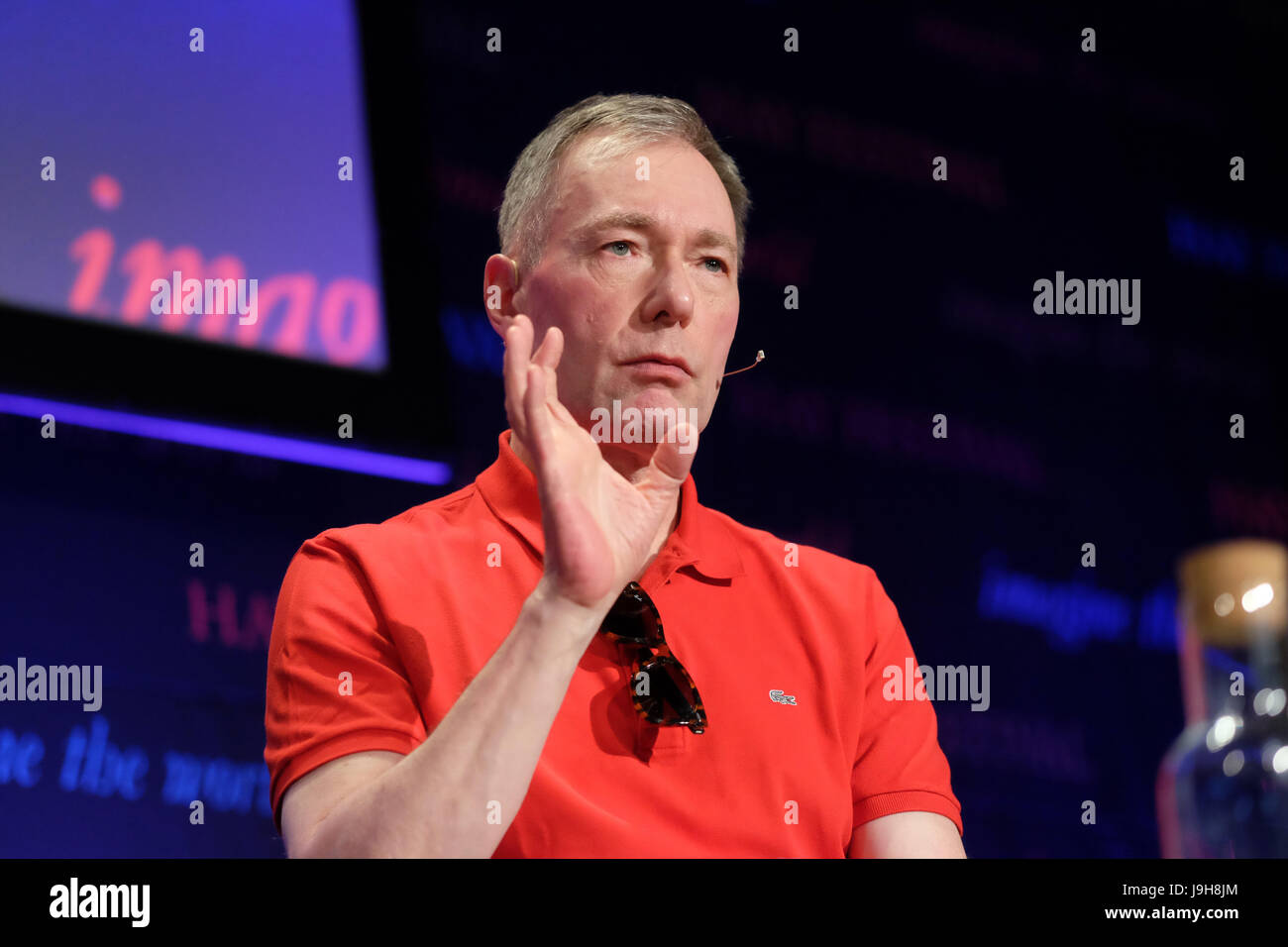 Hay Festival 2017 - Hay on Wye, Wales, Regno Unito - Giugno 2017 - Tony Parsons la criminalità iscritto autore del CC Max Wolfe serie di libri sul palco del Festival di fieno - Credit: Steven Maggio/Alamy Live News Foto Stock