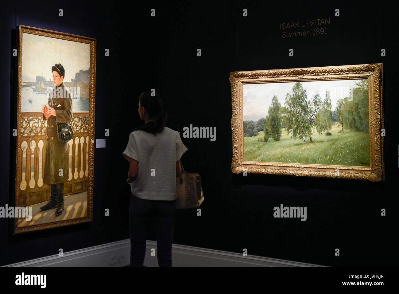Londra, Regno Unito. 2 Giugno 2017. Un visitatore viste (l a r) "Ritratto di Yuri Repin dalla baia di Napoli", 1894, di Ilya Repin (Est. GBP 0.7-1m) e 'Summer', 1891, da Isaak Levitan (est. 1-1.5m). Anteprima di asta Sotheby's russo di foto e opere d'arte che ha luogo il 6 giugno 2017 da Sotheby's a New Bond Street. Credito: Stephen Chung / Alamy Live News Foto Stock