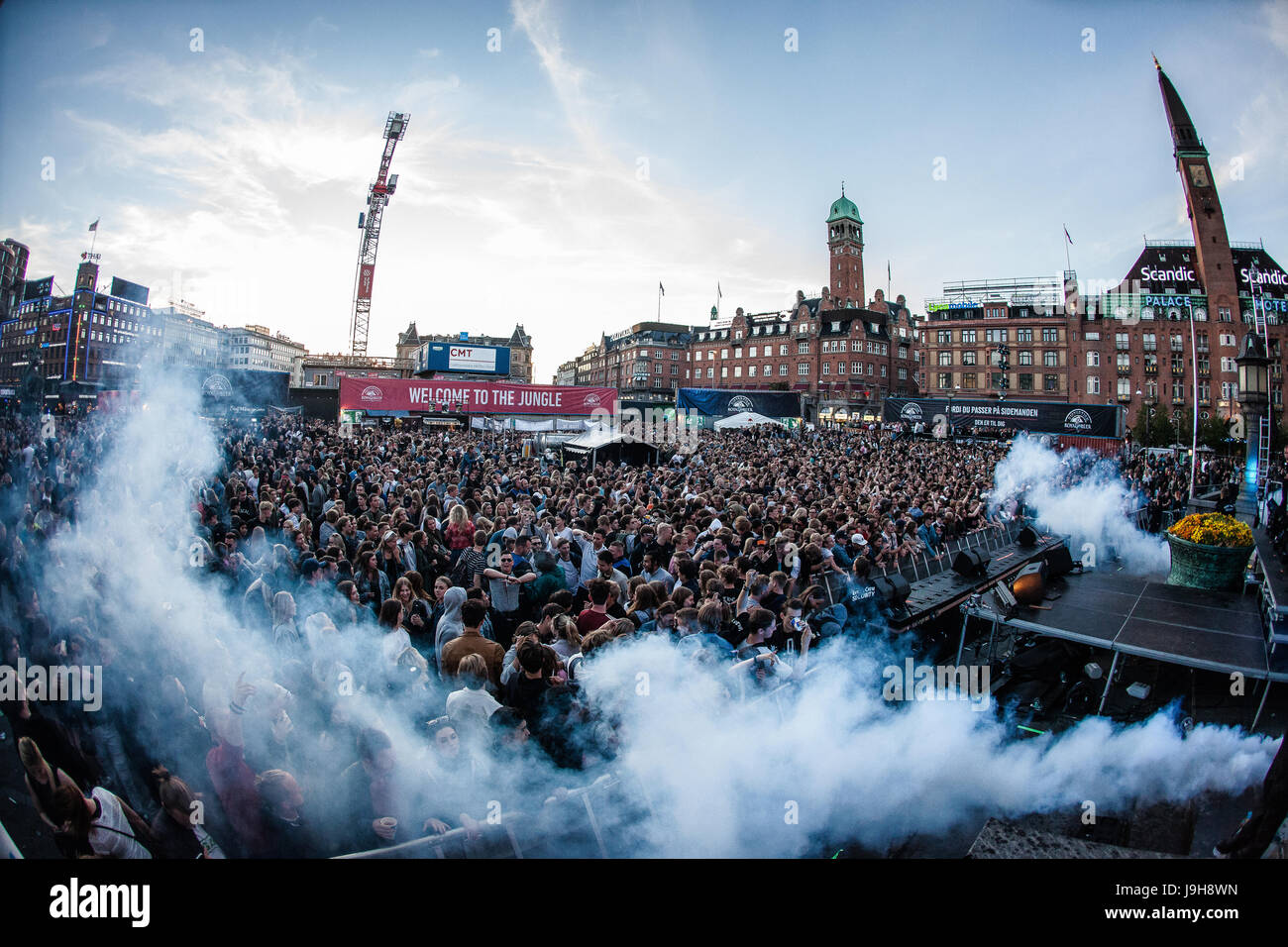 Copenhagen, Danimarca. Dal 01 Giugno, 2017. Danimarca, Copenaghen, 1 giugno 2017. Energetic party people e frequentatori del concerto di frequentare la strada popolare e block party festival Distotion Copenhagen 2017. Credito: Gonzales foto/Alamy Live News Foto Stock