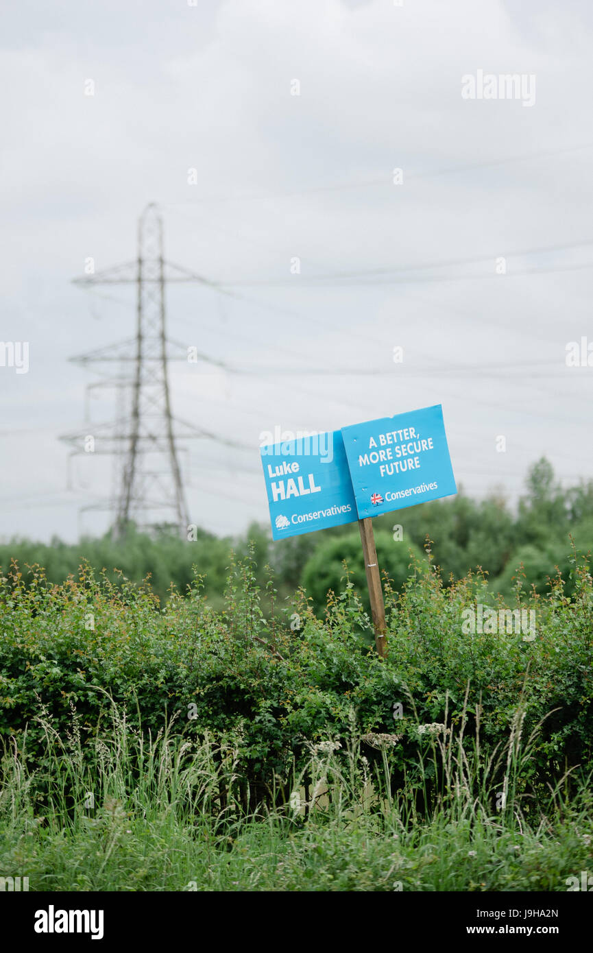 Partito conservatore di cartello elettorale soggetto ad atti vandalici e distrutto in Yate, a nord di Bristol. Candidato politico per l'area locale è Luca Hall. Foto Stock