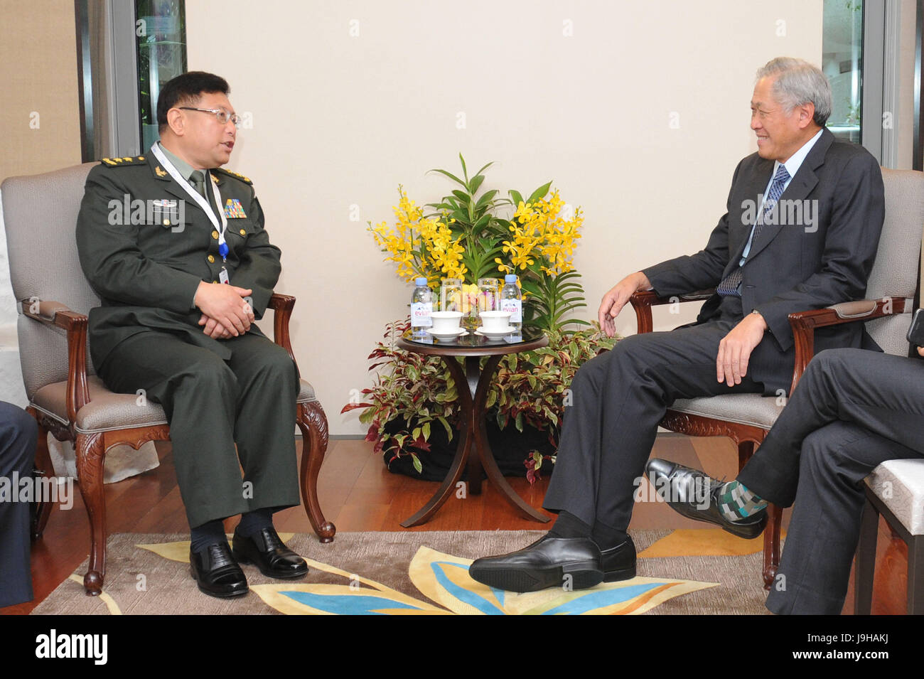 Singapore. 2 Giugno, 2017. Singapore il ministro della Difesa Ng Eng Hen (R) incontra il Vice Presidente della Accademia delle scienze militari del popolo cinese della Esercito di Liberazione (PLA) Egli Lei in Singapore, Giugno 2, 2017. Credito: Quindi Chih Wey/Xinhua/Alamy Live News Foto Stock