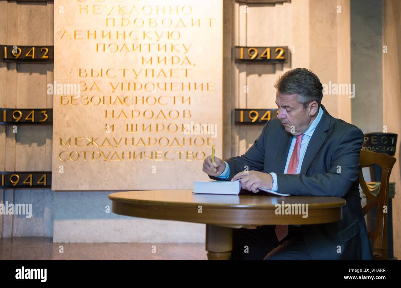 San Pietroburgo, Russia. 2 Giugno, 2017. Il Ministro tedesco degli Affari Esteri Sigmar GABRIEL (SPD) scrive il libro di commemorazione presso il monumento per i difensori della città di Leningrado a San Pietroburgo, Russia, 2 giugno 2017. Il monumento eretto nel 1975 ricorda i tragici eventi durante l'assedio di Leningrado tra 8 Settembre 1941 e 27 gennaio 1944, causando la morte di più di un milione di persone. Foto: Monika Skolimowska/dpa/Alamy Live News Foto Stock