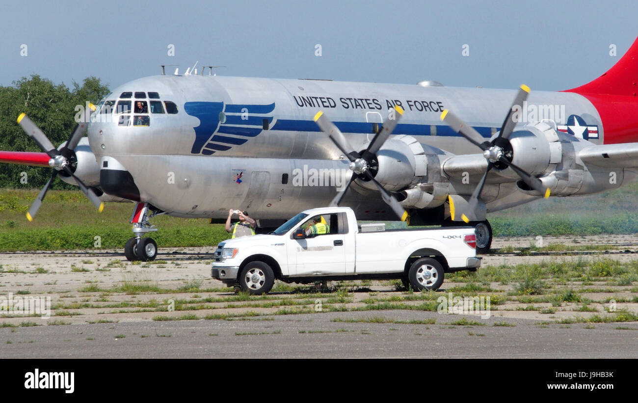 New York, New York, Stati Uniti d'America. 31 Maggio, 2017. Primo volo del C-97G 'Angelo di liberazione' previsto 'presto'.ponte aereo di Berlino fondamento storico ha ripristinato l'aereo.Il ponte aereo di Berlino fondamento storico è riferito pronto a volare il mondo è solo il certificato di navigabilità e C-97 Stratofreighter.La fondazione ha acquisito l'aeromobile nel 1996 con l'intenzione di creare una battenti rassegna dedicata al ponte aereo di Berlino e la guerra fredda. Questo velivolo è stato un progetto a lungo termine a causa della sua complessità, la BAHF detto sul suo sito web, Grazie molto per il suo cilindro 28 Pratt & Whitney R-4360 Foto Stock