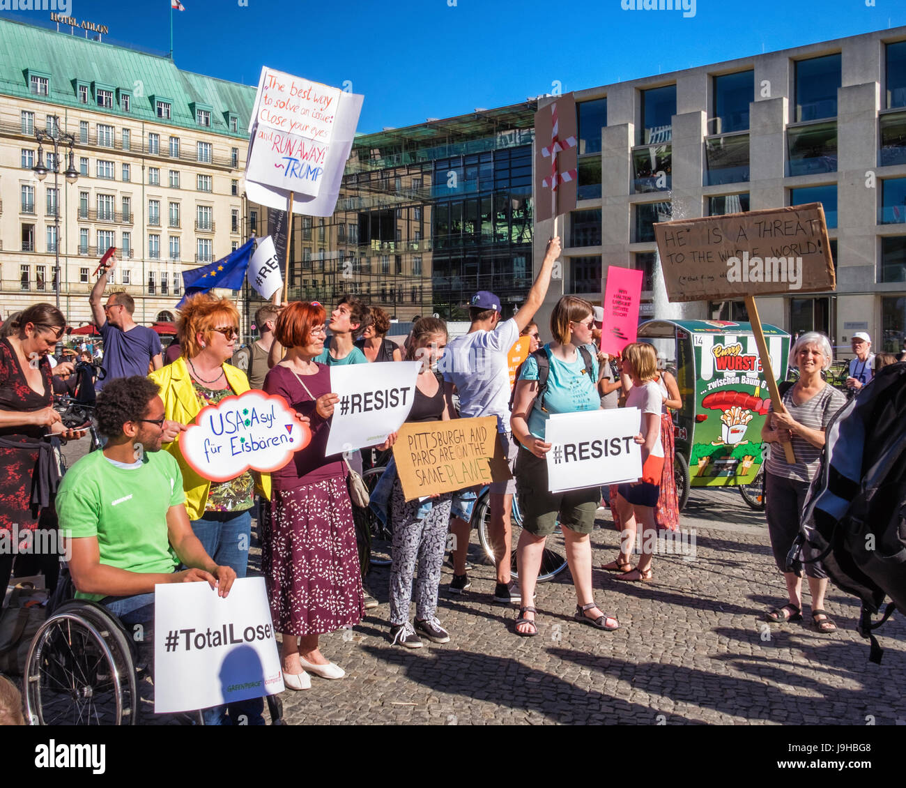 Berlino, Germania. 2 Giugno, 2017. Green Peace & i berlinesi protestare fuori dall Ambasciata degli Stati Uniti dopo il presidente Donald Trump annuncia il ritiro dalla Parigi accordo sui cambiamenti climatici. Il movimento è stato condannato a livello internazionale e gli Stati Uniti ora si unisce la Siria e il Nicaragua come il mondo solo i non partecipanti nel landmark accord. Credito: Eden Breitz/Alamy Live News Foto Stock