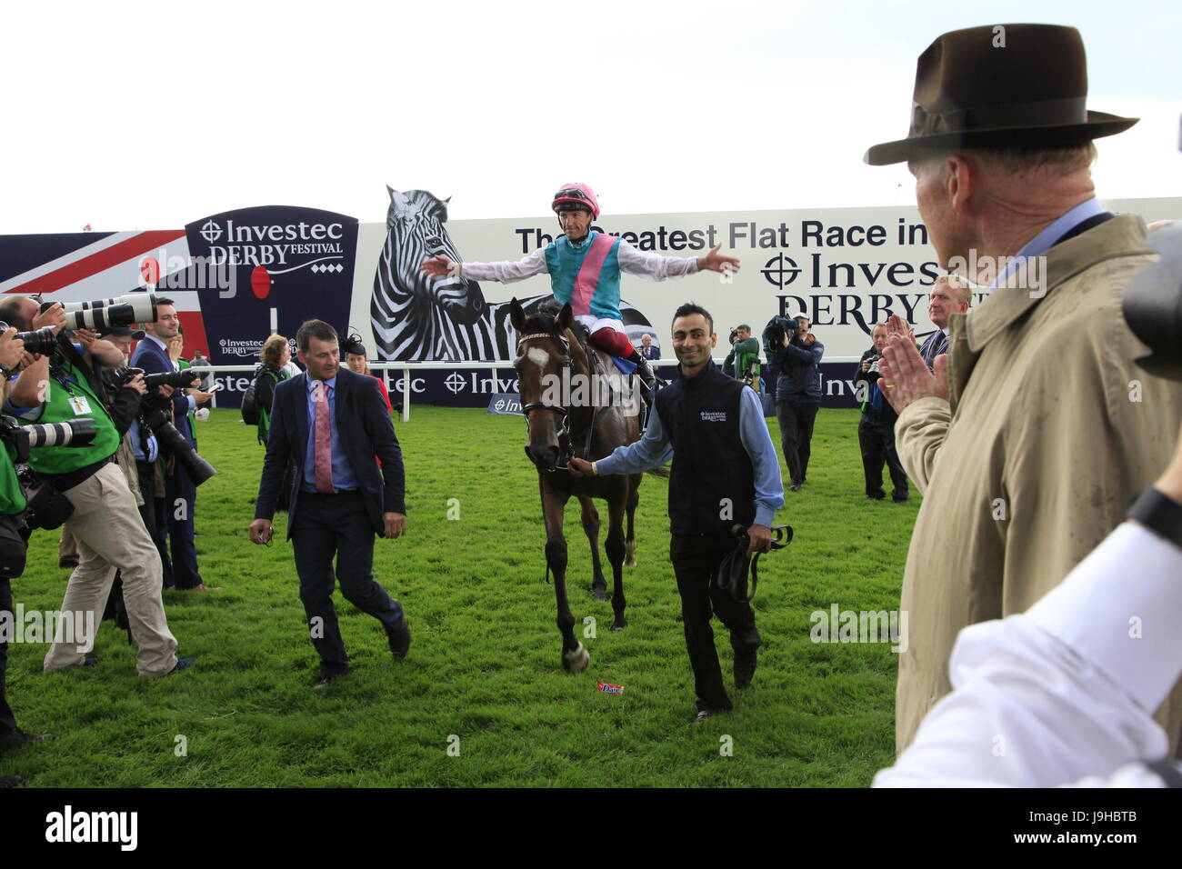 Epsom Surrey, Regno Unito 2 Giugno, 2017 Frankie Dettori è salutato dal trainer John Gosden (destra in hat) dopo aver vinto le querce su Enable a Epsom Downs Credito: Motofoto/Alamy Live News Foto Stock
