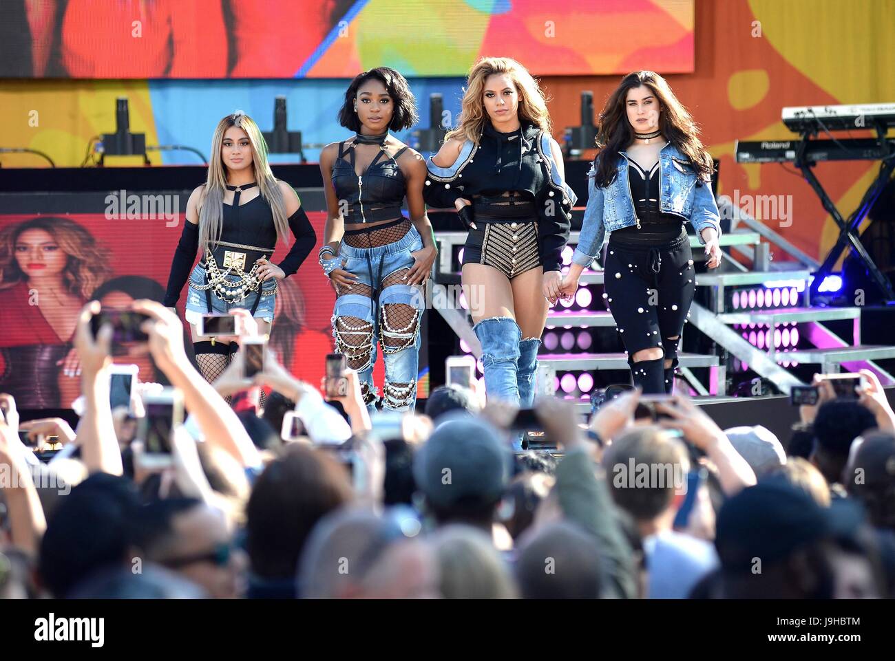 New York, NY, STATI UNITI D'AMERICA. 2 Giugno, 2017. Lauren Jauregui, AllyBrooke Hernandez, Dina Jane Hansen, Normani Kordei, quinto armonia sul palco per Good Morning America (GMA) estate una serie di concerti con il quinto armonia, Rumsey Commemorazione nel Central Park di New York, NY Giugno 2, 2017. Credito: Kristin Callahan/Everett raccolta/Alamy Live News Foto Stock