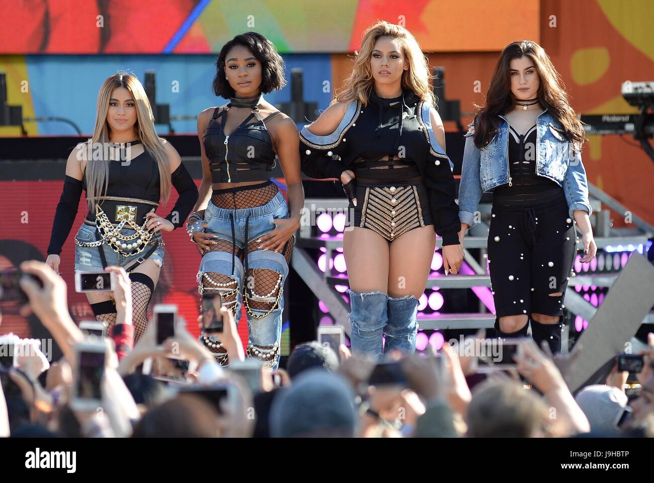 New York, NY, STATI UNITI D'AMERICA. 2 Giugno, 2017. Lauren Jauregui, AllyBrooke Hernandez, Dina Jane Hansen, Normani Kordei, quinto armonia sul palco per Good Morning America (GMA) estate una serie di concerti con il quinto armonia, Rumsey Commemorazione nel Central Park di New York, NY Giugno 2, 2017. Credito: Kristin Callahan/Everett raccolta/Alamy Live News Foto Stock