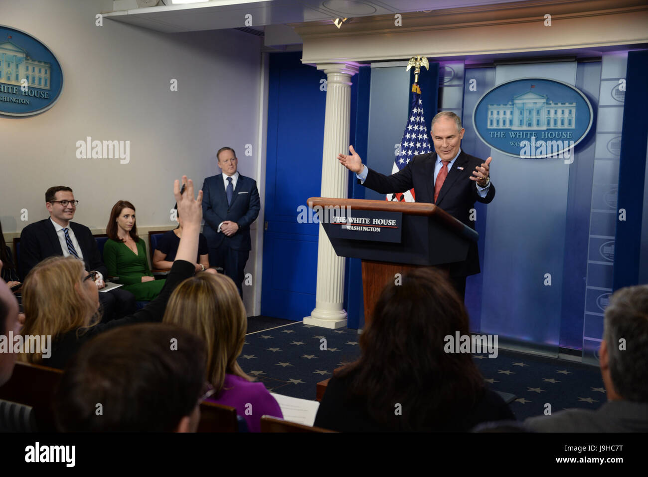 Washington, Distretto di Columbia, Stati Uniti d'America. 2 Giugno, 2017. Giugno 2, 2017-la Casa Bianca a Washington DC.L'amministratore dell'Agenzia per la protezione ambientale, Scott Pruitt risponde alle domande dei giornalisti durante la Casa Bianca Briefing come segretario stampa della Casa Bianca Sean Spicer ascolta.foto da: - ImageCatcher News Credito: Christy Bowe/Globe foto/ZUMA filo/Alamy Live News Foto Stock