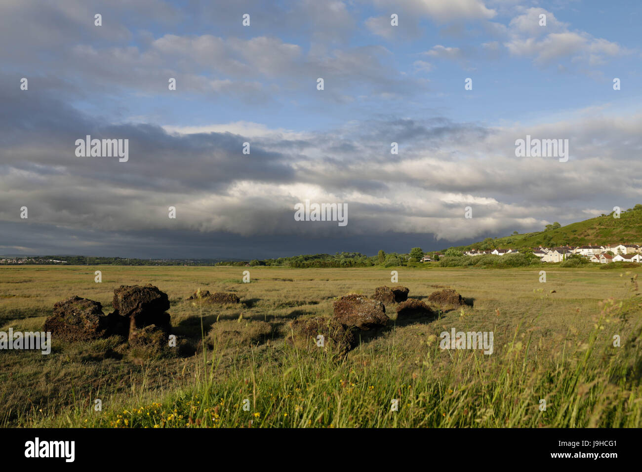 Swansea, Regno Unito. 2 Giugno, 2017. Meteo: l'Estuario Loughor a Penclawdd bagna la sera sun come nuvole scure raccogliere la navigazione a est. Credito: Gareth Llewelyn/Alamy Live News. Foto Stock