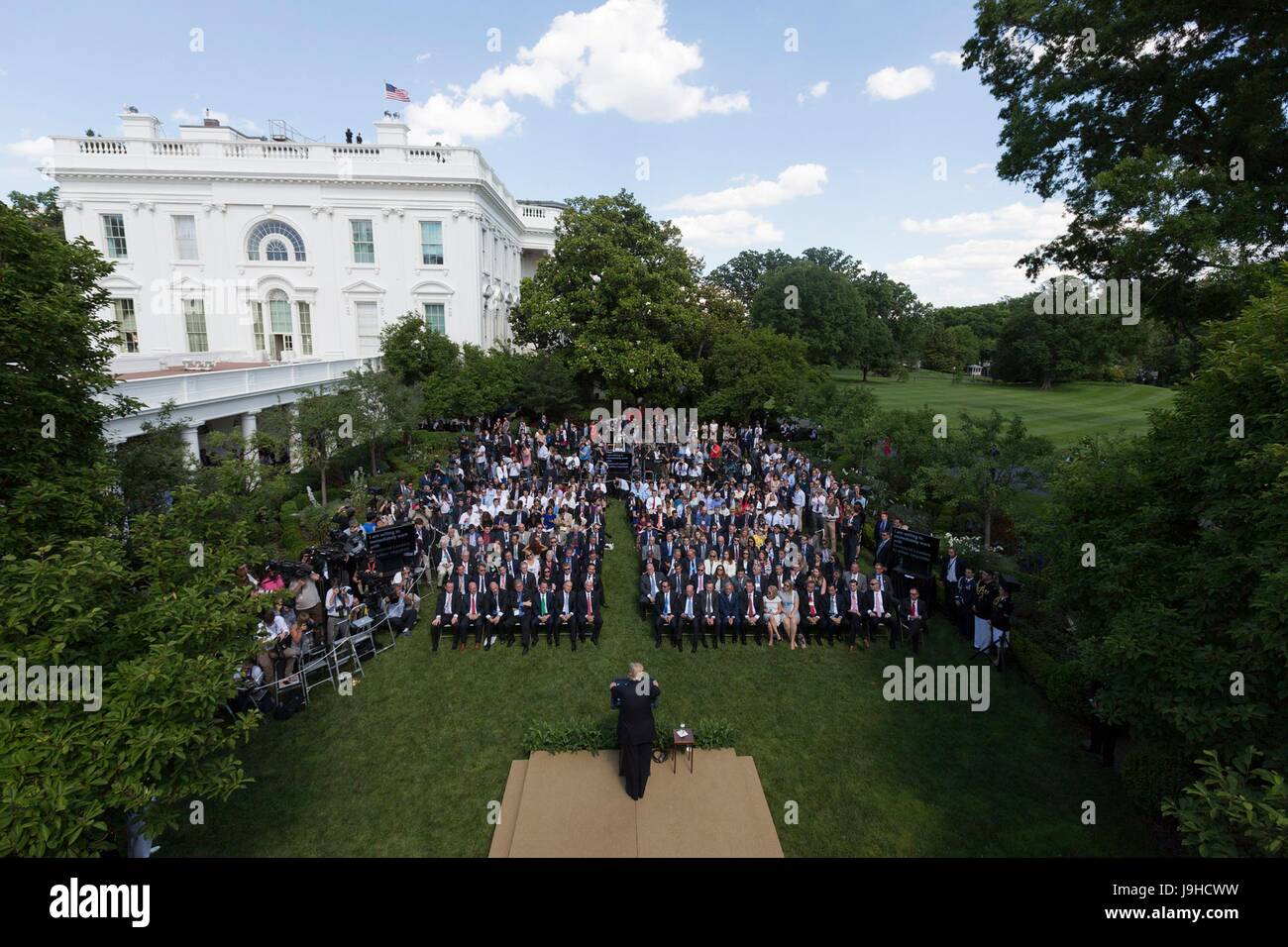 Stati Uniti Presidente Donald Trump offre la sua decisione di recedere dall'accordo di Parigi sul cambiamento climatico nel Giardino delle Rose della Casa Bianca il 1 giugno 2017 a Washington, DC. Foto Stock