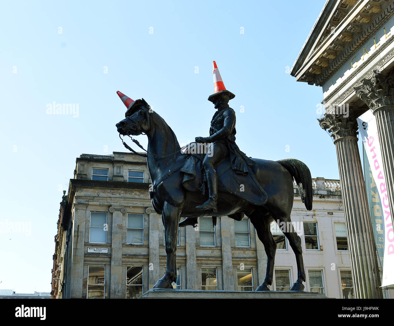 Marochetti il Duca di Wellington statua al di fuori di Glasgow il Museo d Arte Moderna di Glasgow, Scozia con aggiunte localmente i coni di traffico. Foto Stock