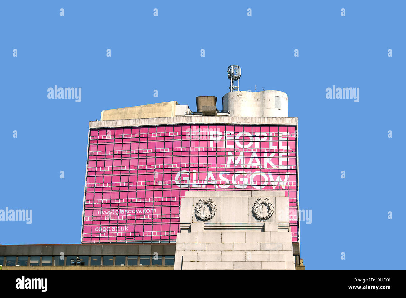 GLASGOW, SCOZIA - 3 Maggio 2017: Una vista sopra il cenotafio in George Square e alla città in slogan pubblicitario dal 2013, "Le persone fanno Glasgow' visualizzata Foto Stock