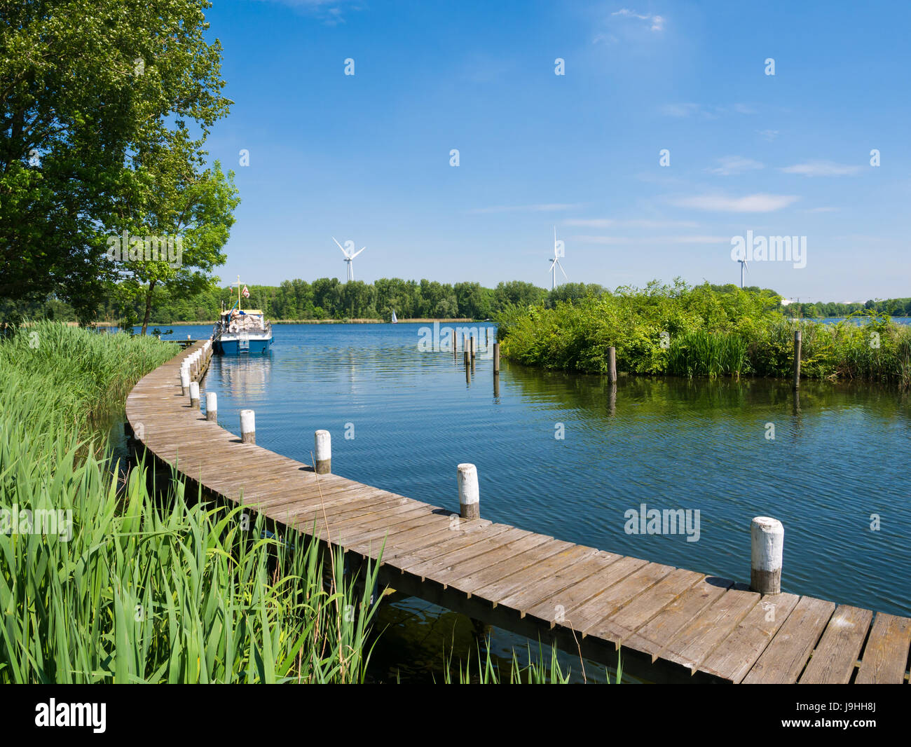 Pontile con motor yacht al Lago Brielse Meer vicino a Brielle, South Holland, Paesi Bassi Foto Stock