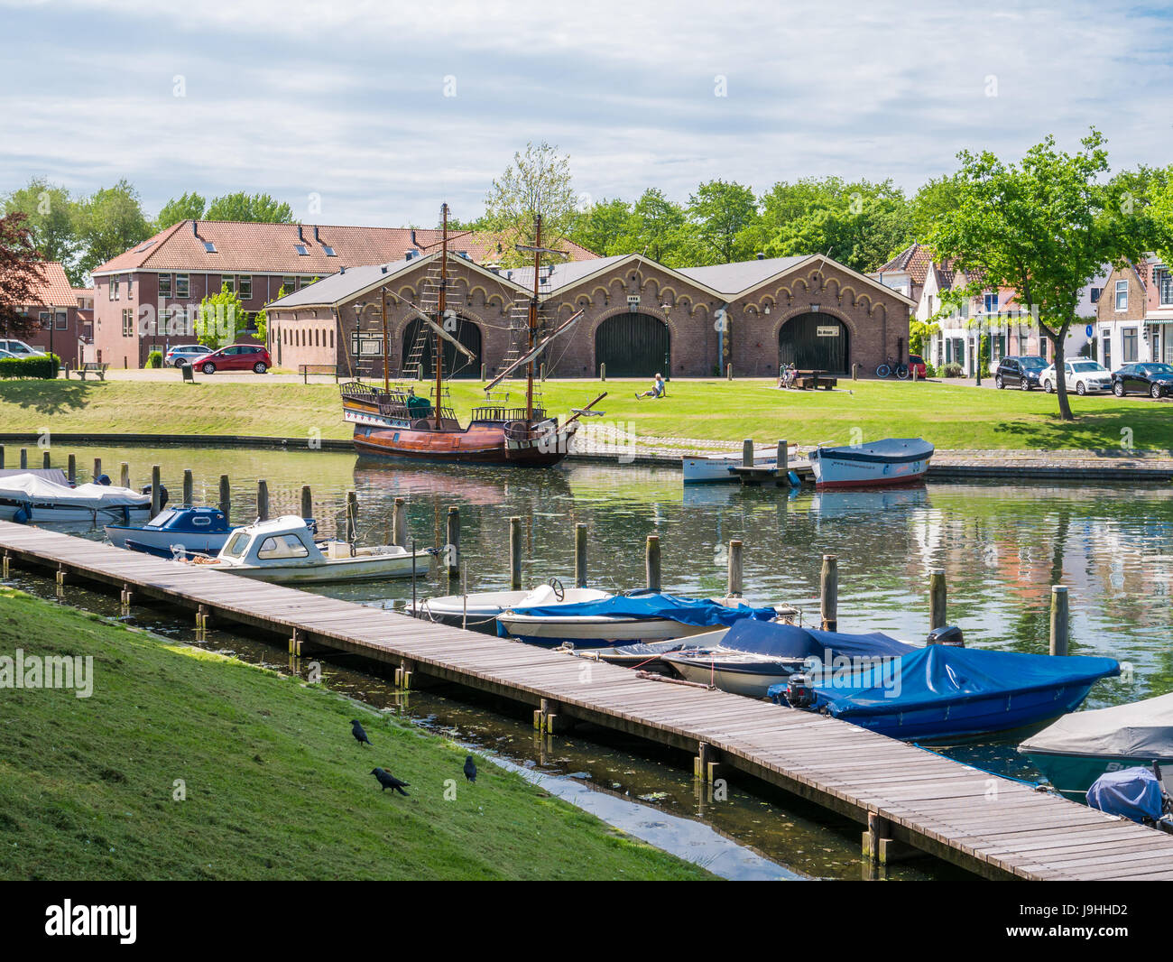 Il porto con il vecchio boathouses e imbarcazioni da diporto nel centro della città di Brielle, Voorne-Putten, South Holland, Paesi Bassi Foto Stock
