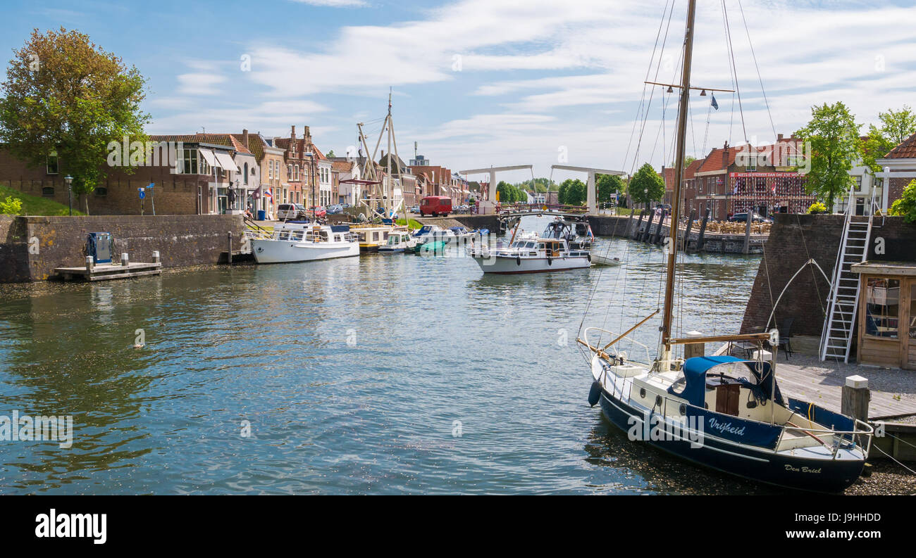 Porto con barche e ponte nella città vecchia di Brielle, Voorne-Putten, South Holland, Paesi Bassi Foto Stock