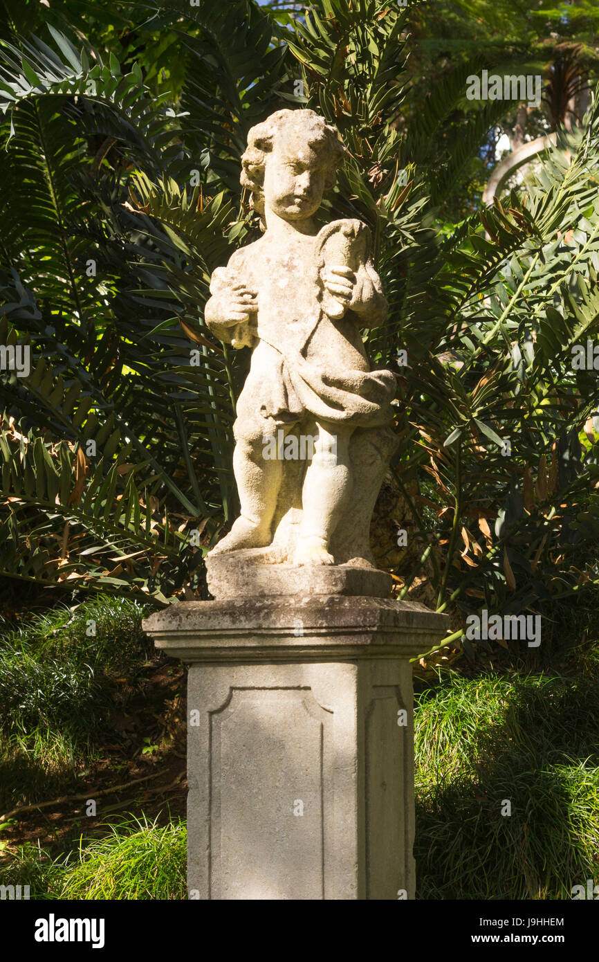 Una statua di un piccolo ragazzo o un cherubino a Monte Palace Tropical Garden, Funchal, Madeira Foto Stock