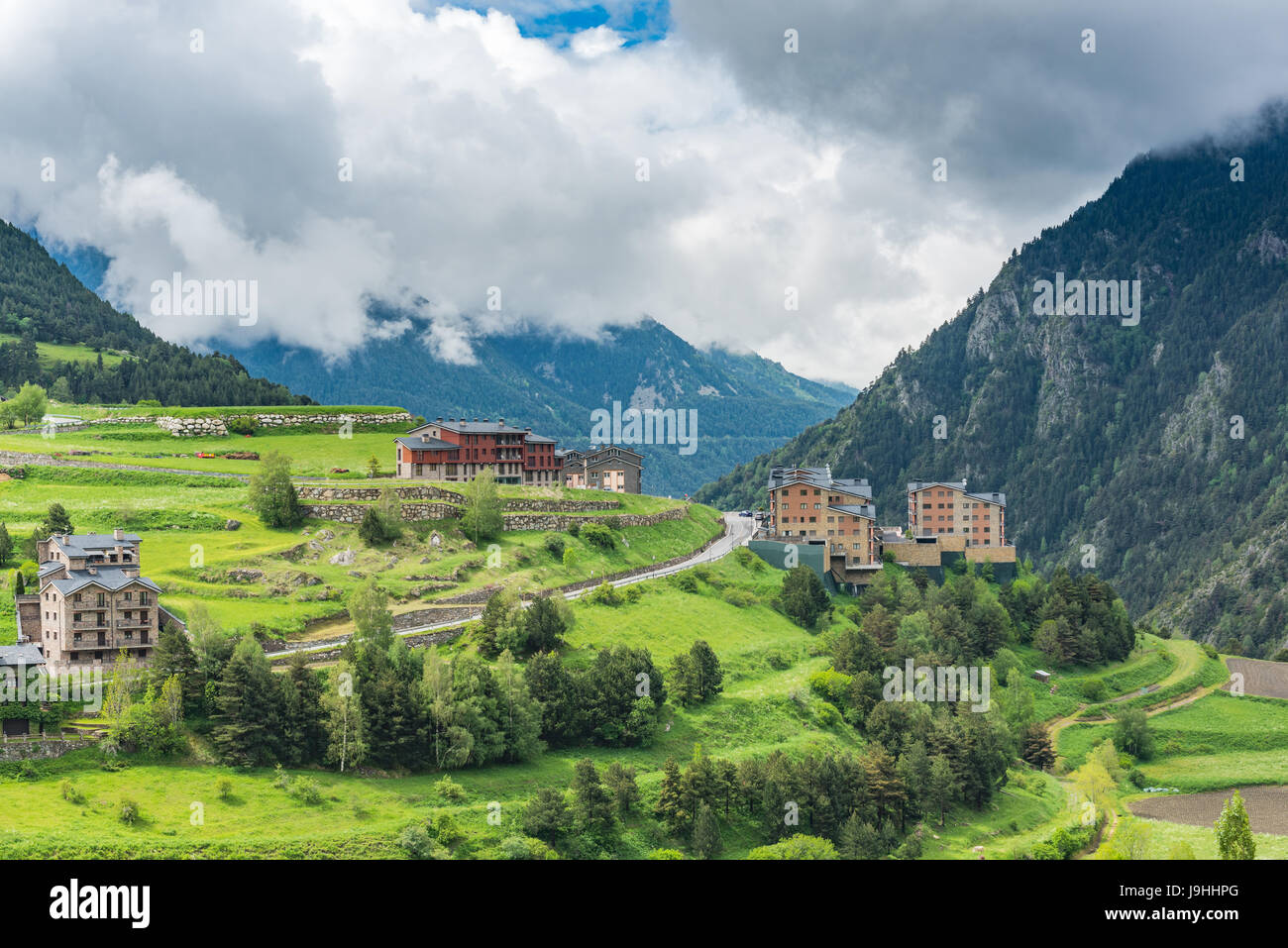 Paesaggio rurale in Andorra, nuvole basse sulle montagne Pirenei. Foto Stock