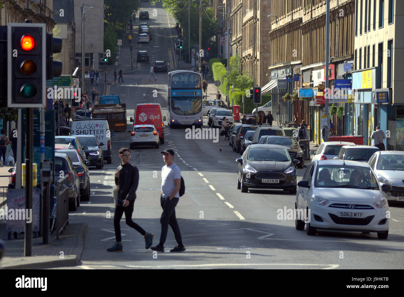 Glasgow scena di strada di attraversamento degli studenti al semaforo Foto Stock