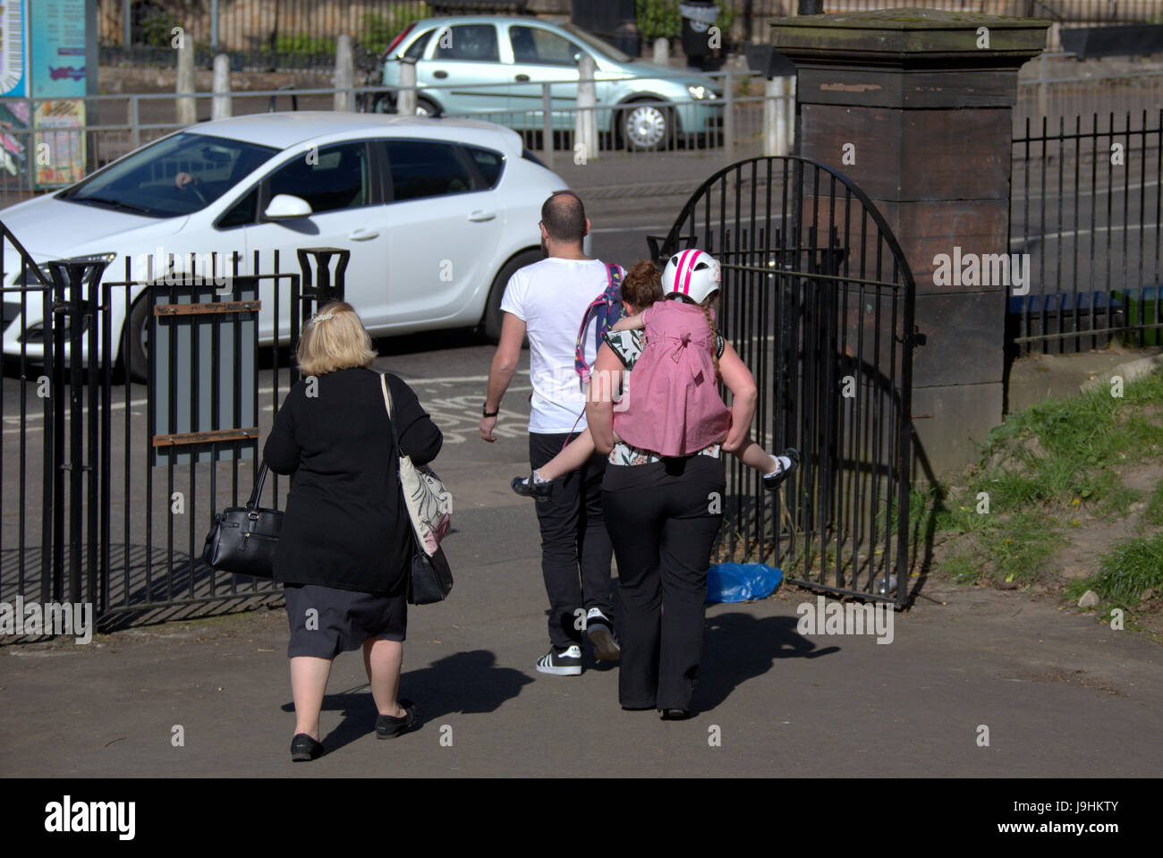 Glasgow Kelvingrove Park famiglia quinte di uscire a piedi Foto Stock