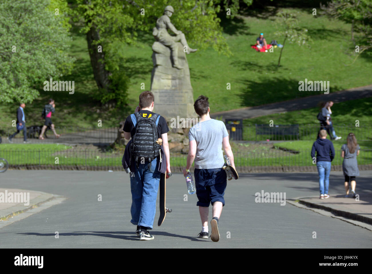 Glasgow Kelvingrove Park scene due boarder skate a piedi Foto Stock