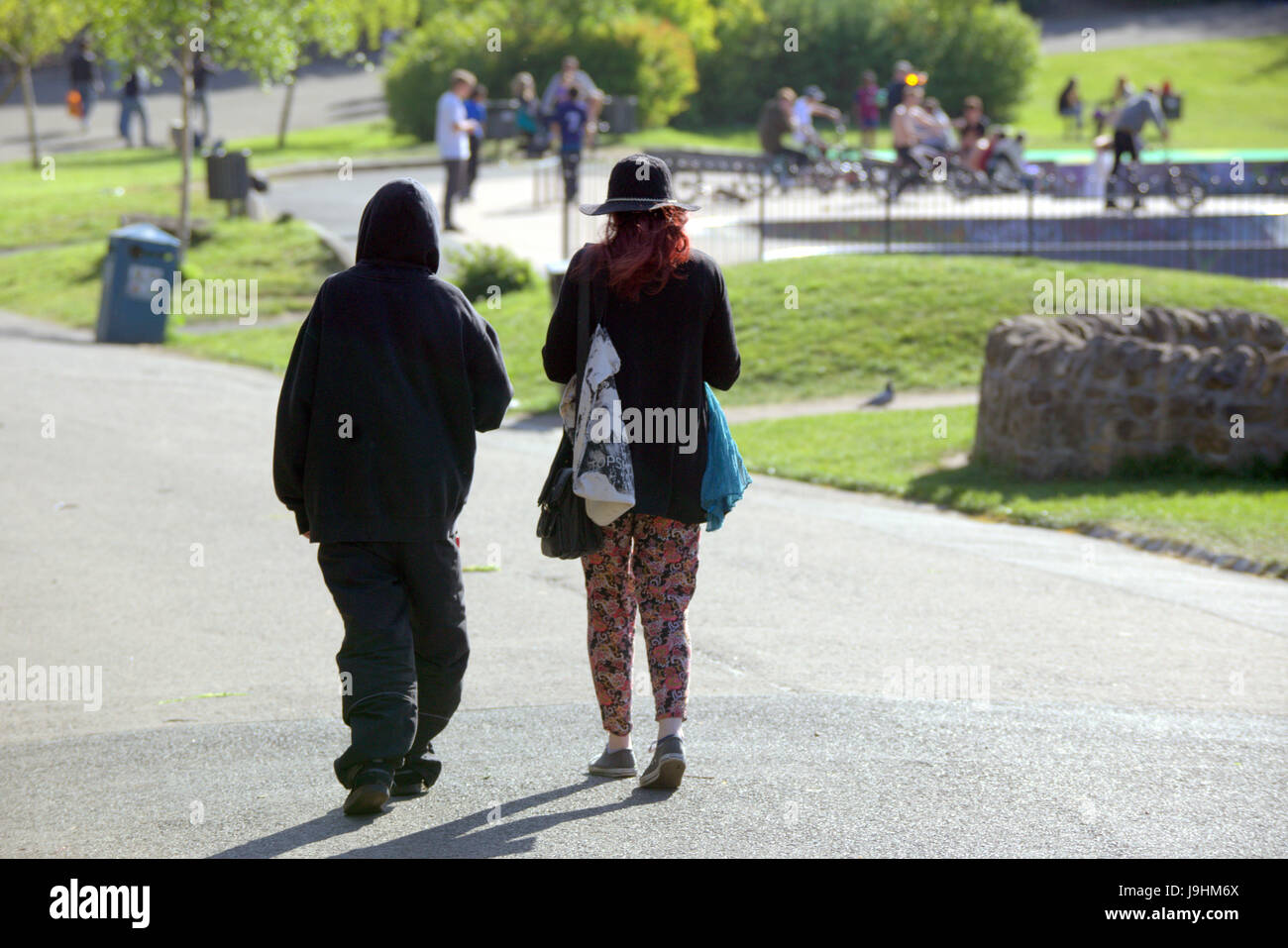 Glasgow Kelvingrove Park scene coppie tenendo le mani Foto Stock