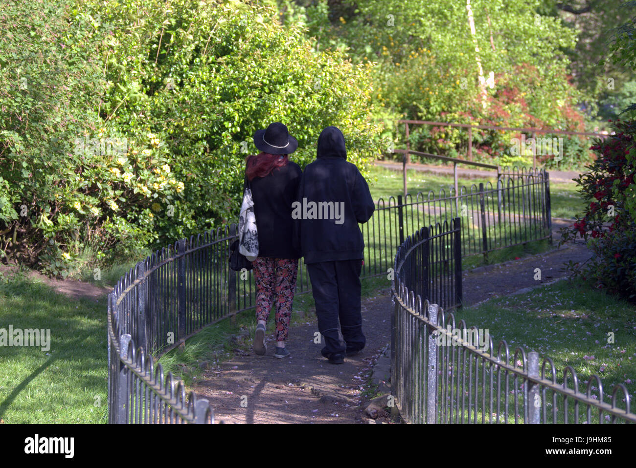 Glasgow Kelvingrove Park scene coppie tenendo le mani Foto Stock