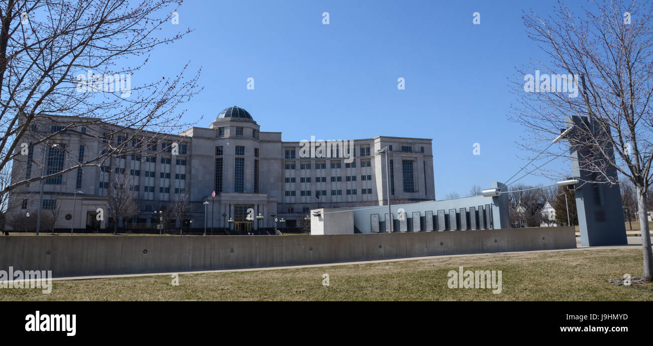 LANSING, MI - MARZO 26: Michigan's Vietnam Memorial, mostrato qui il 26 marzo 2016, è accanto alla sala del Michigan di giustizia. Foto Stock